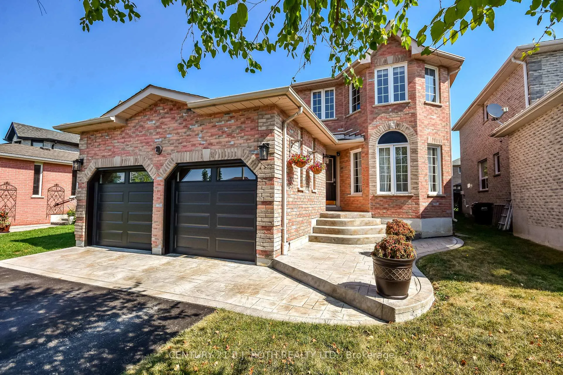Photo 2 of 28 Shaina Court, Barrie, Painswick South — HOMEH