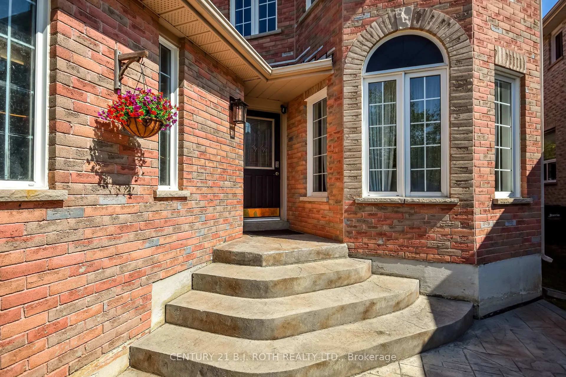 Photo 3 of 28 Shaina Court, Barrie, Painswick South — HOMEH