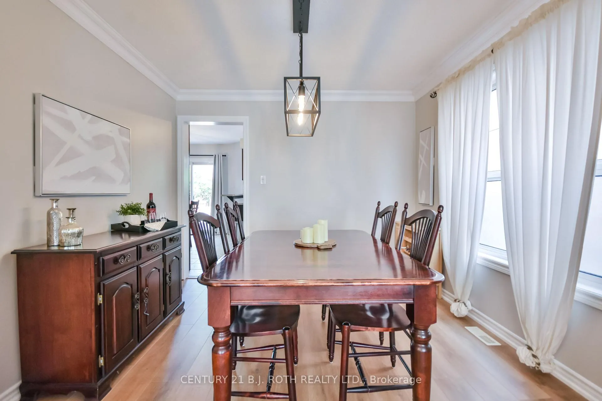 Photo 7 of 28 Shaina Court, Barrie, Painswick South — HOMEH