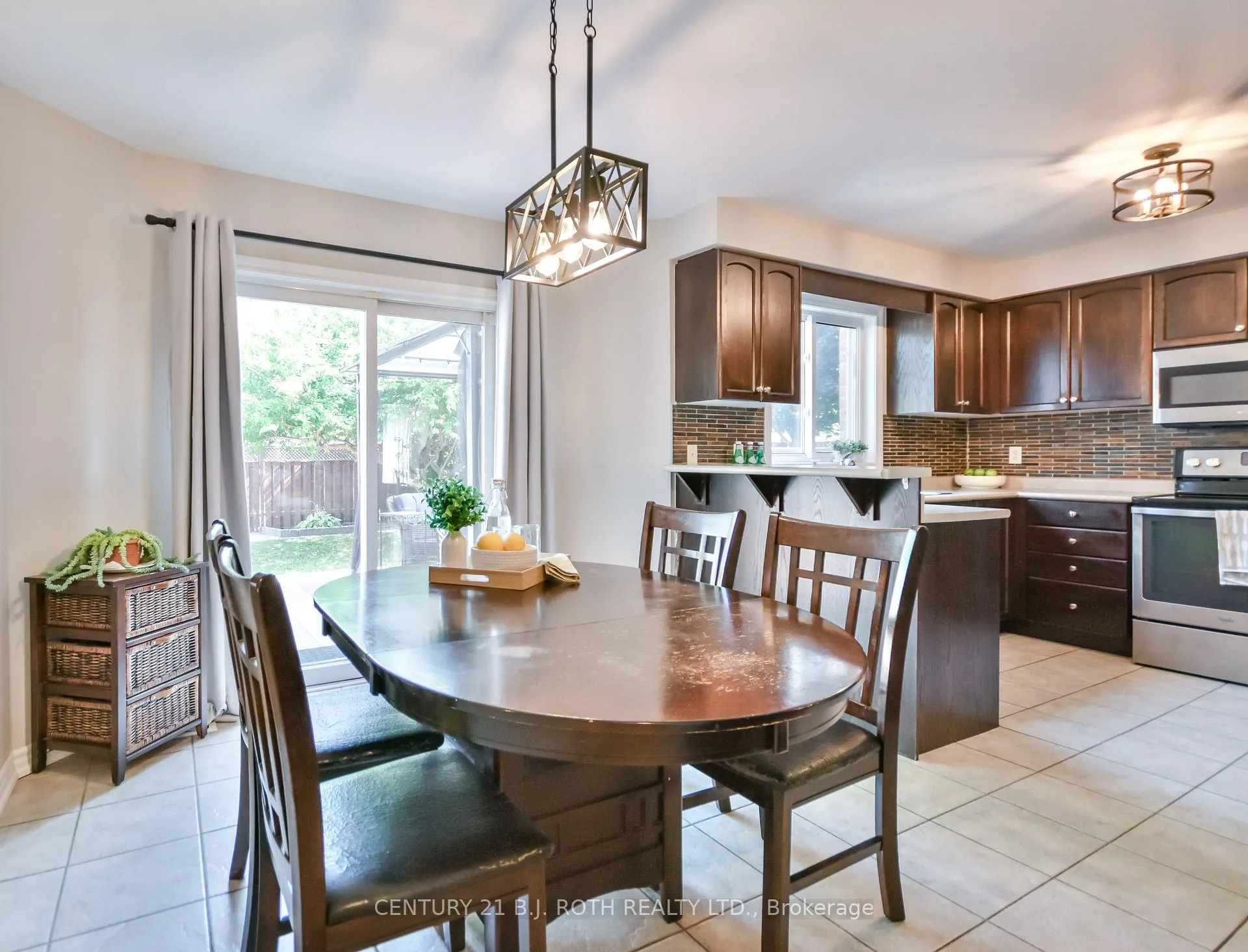Photo 8 of 28 Shaina Court, Barrie, Painswick South — HOMEH