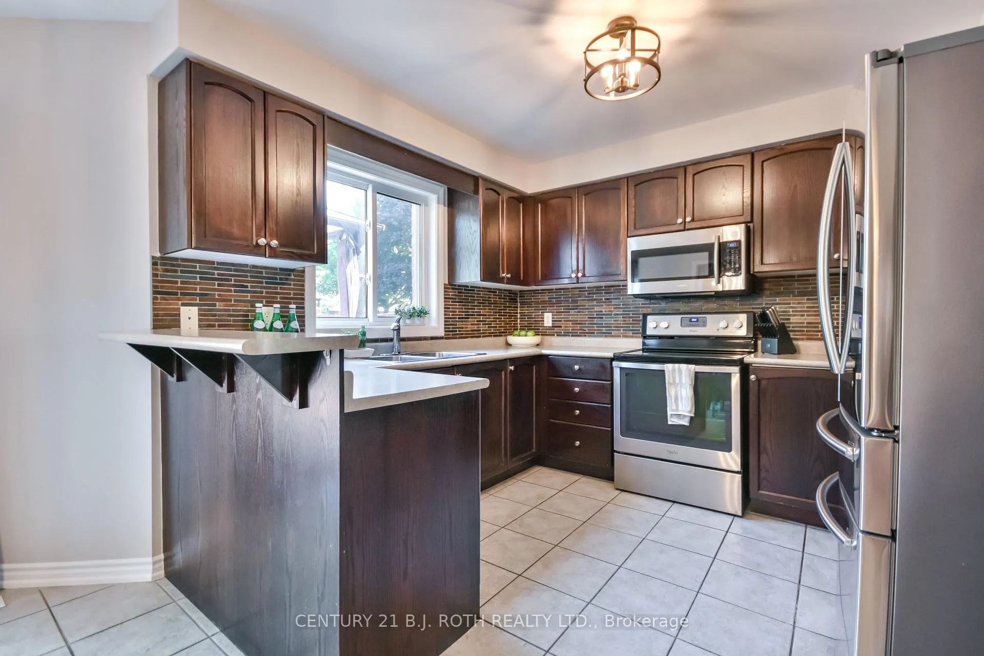 Photo 9 of 28 Shaina Court, Barrie, Painswick South — HOMEH