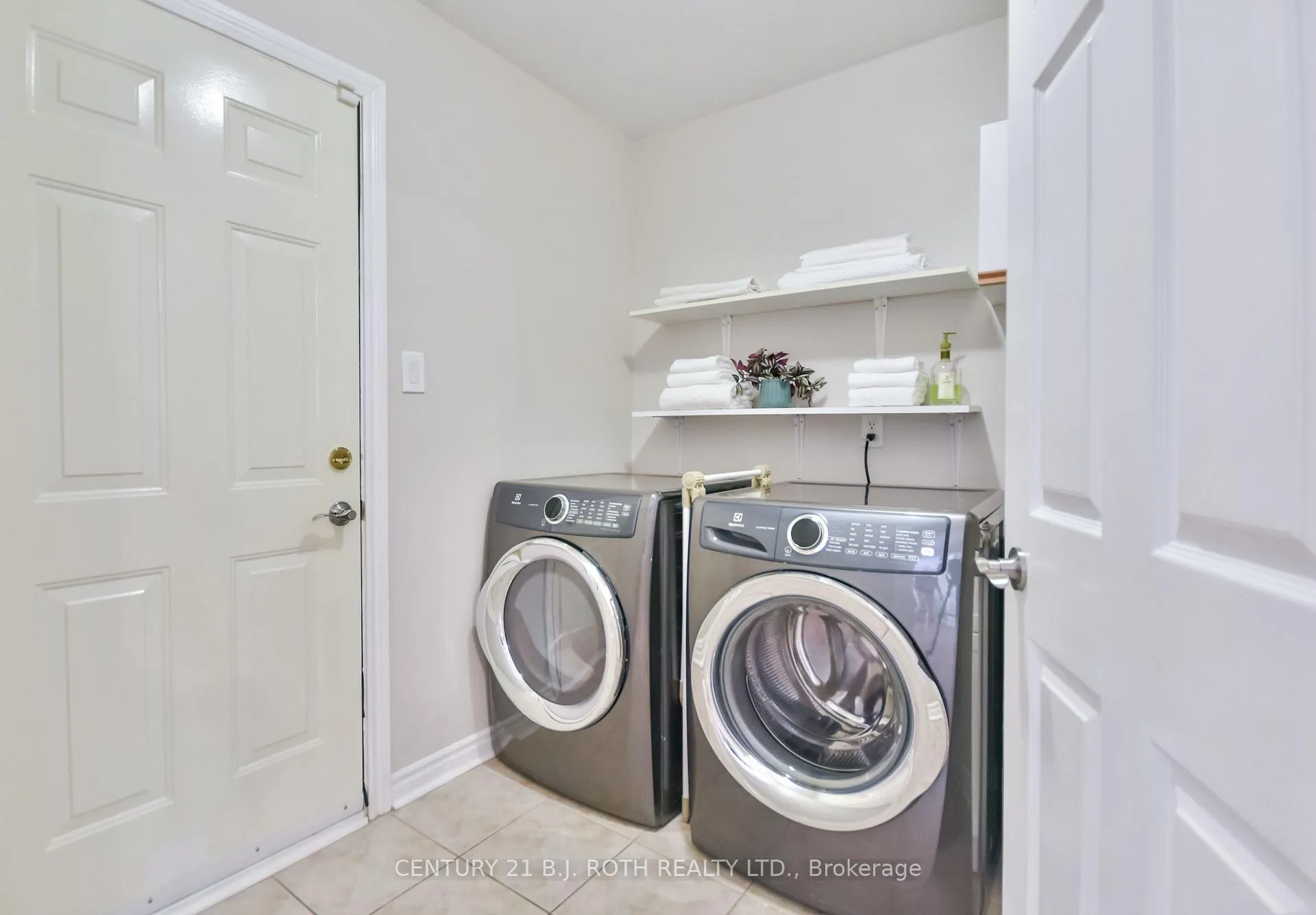 Photo 15 of 28 Shaina Court, Barrie, Painswick South — HOMEH