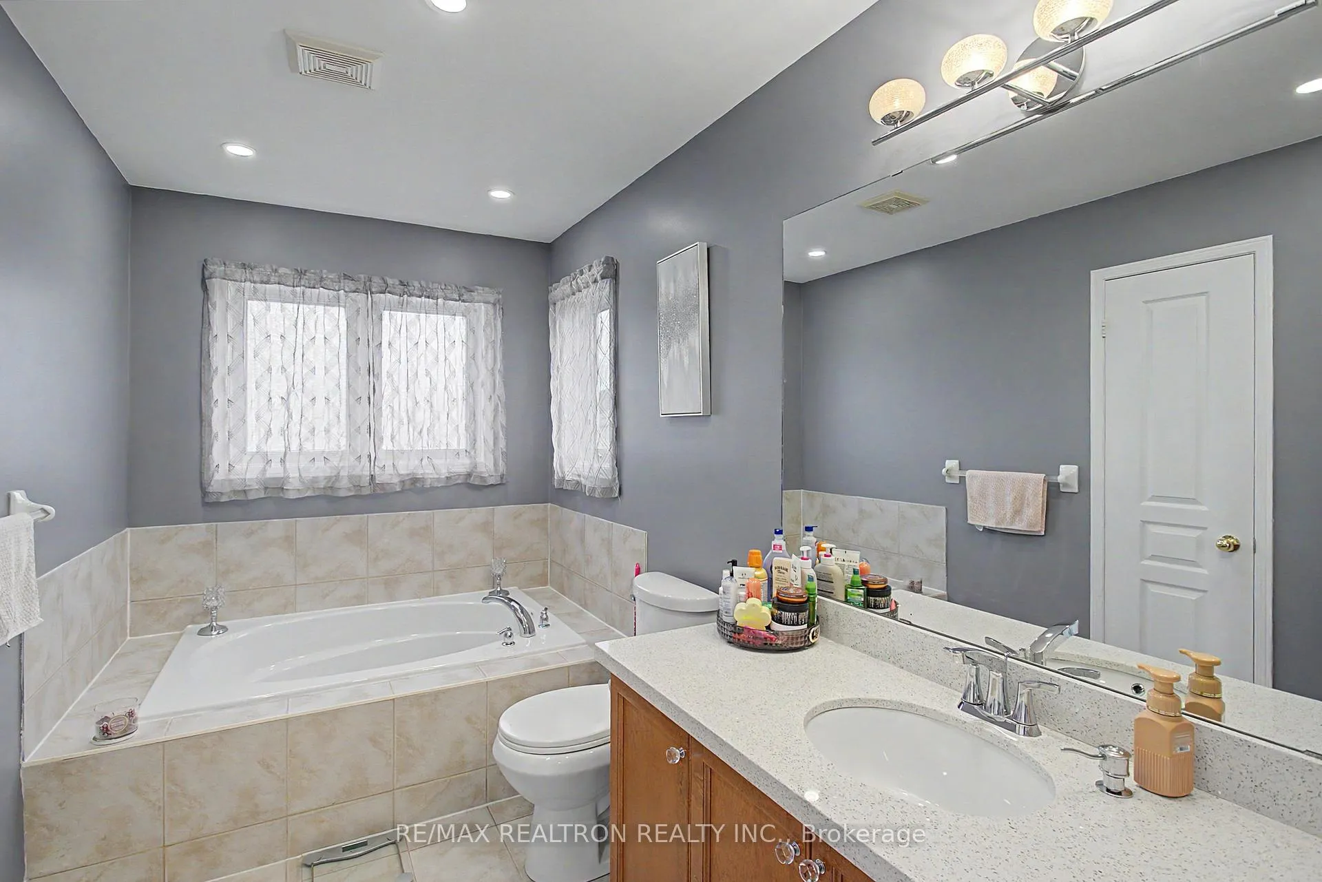 Photo 8 of 68 Loughlin Hill Crescent, Ajax, Central East — HOMEH
