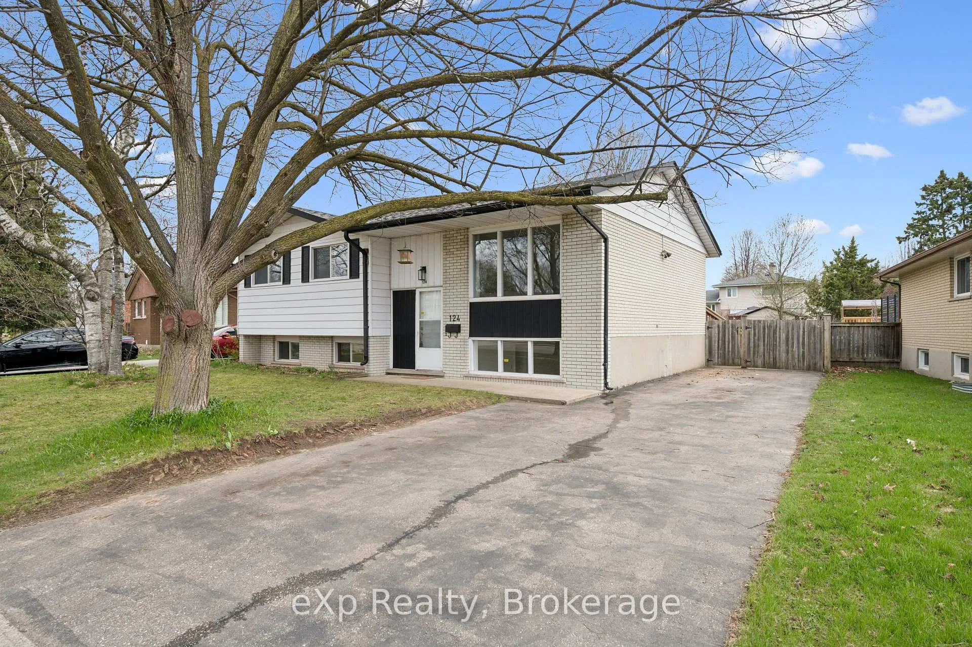 Photo 3 of 124 Montcalm Drive, Kitchener — HOMEH