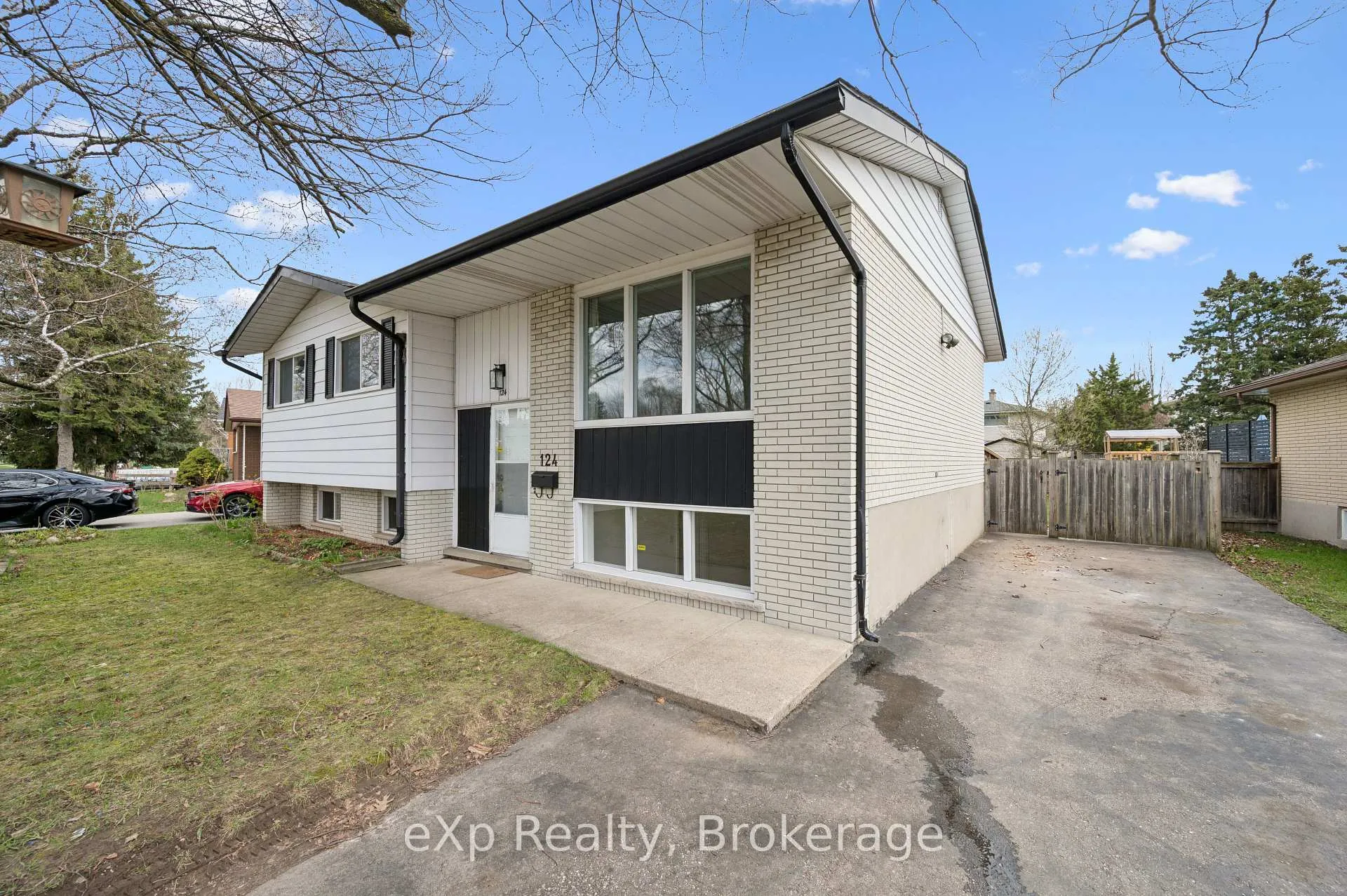 Photo 4 of 124 Montcalm Drive, Kitchener — HOMEH