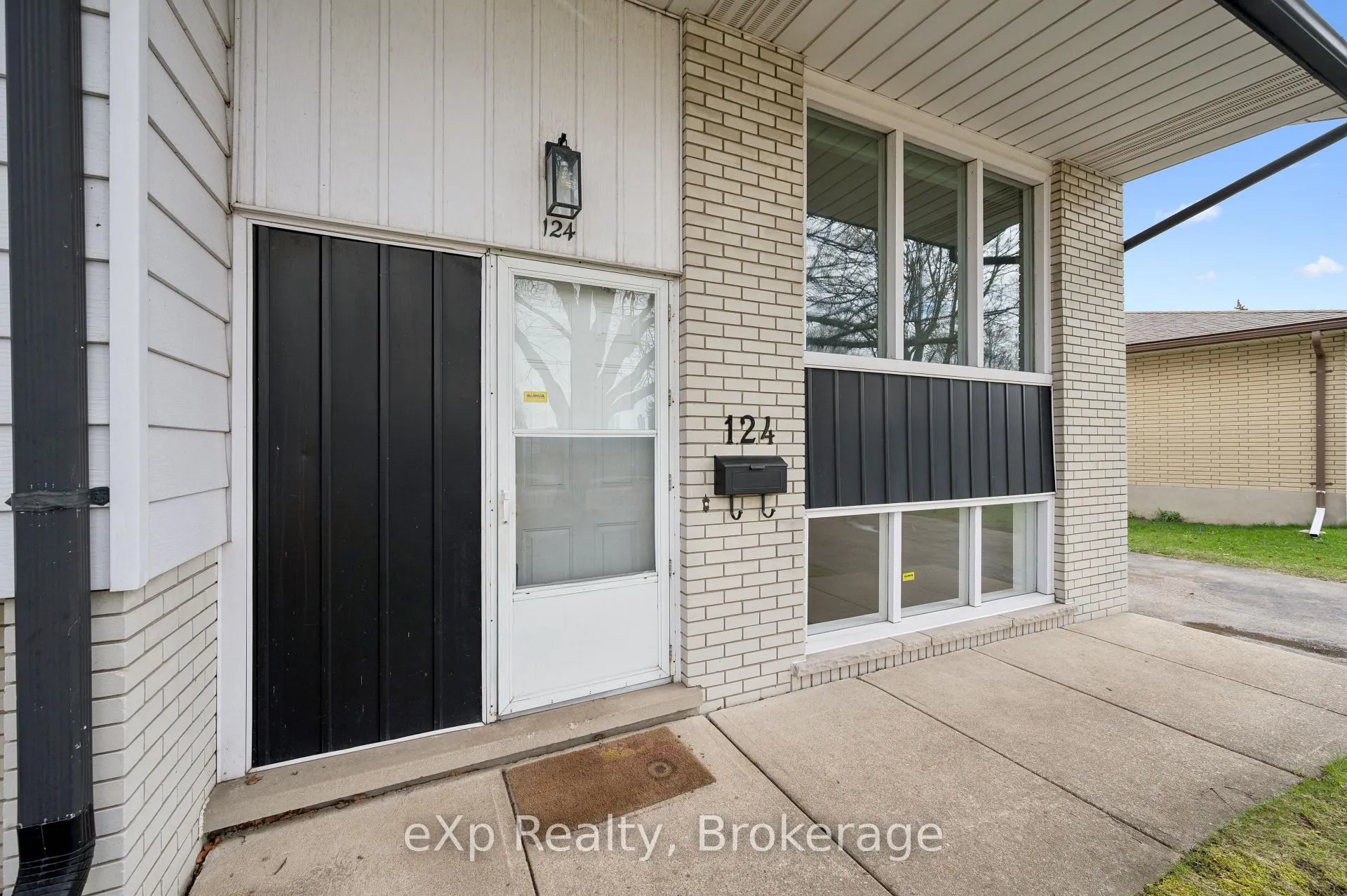 Photo 5 of 124 Montcalm Drive, Kitchener — HOMEH