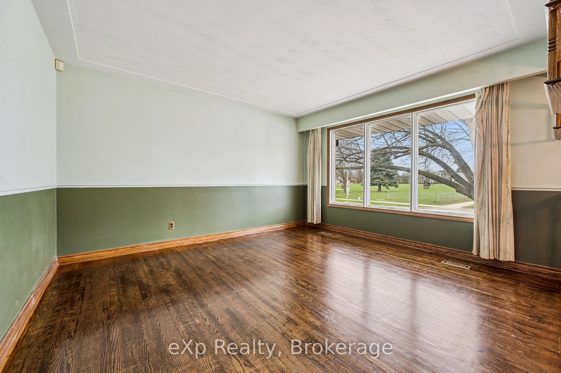 Photo 7 of 124 Montcalm Drive, Kitchener — HOMEH