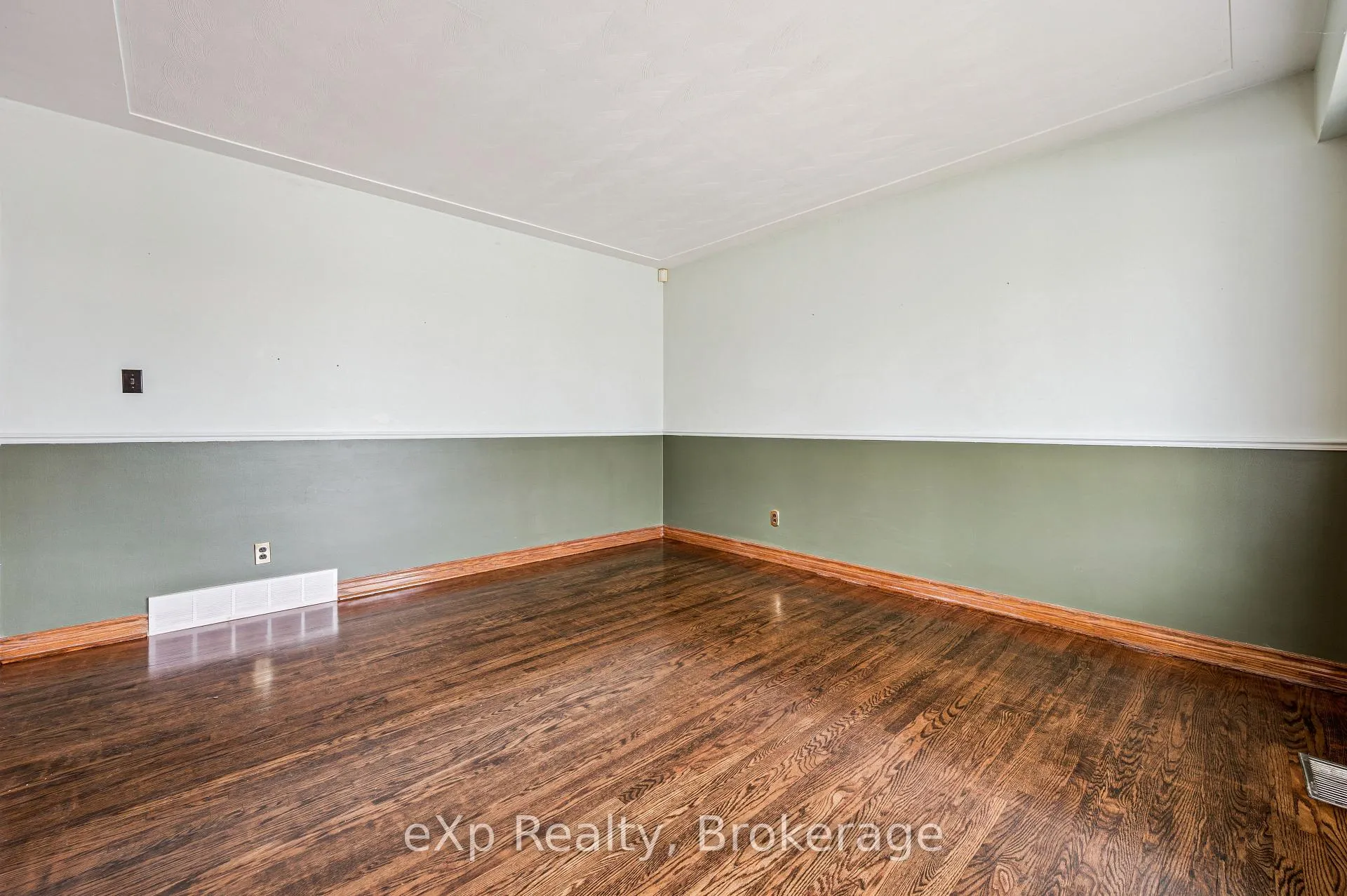Photo 10 of 124 Montcalm Drive, Kitchener — HOMEH