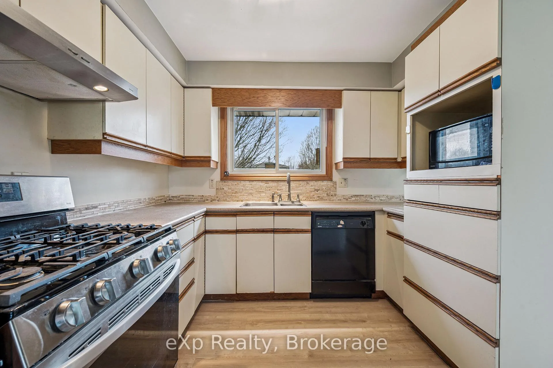 Photo 11 of 124 Montcalm Drive, Kitchener — HOMEH
