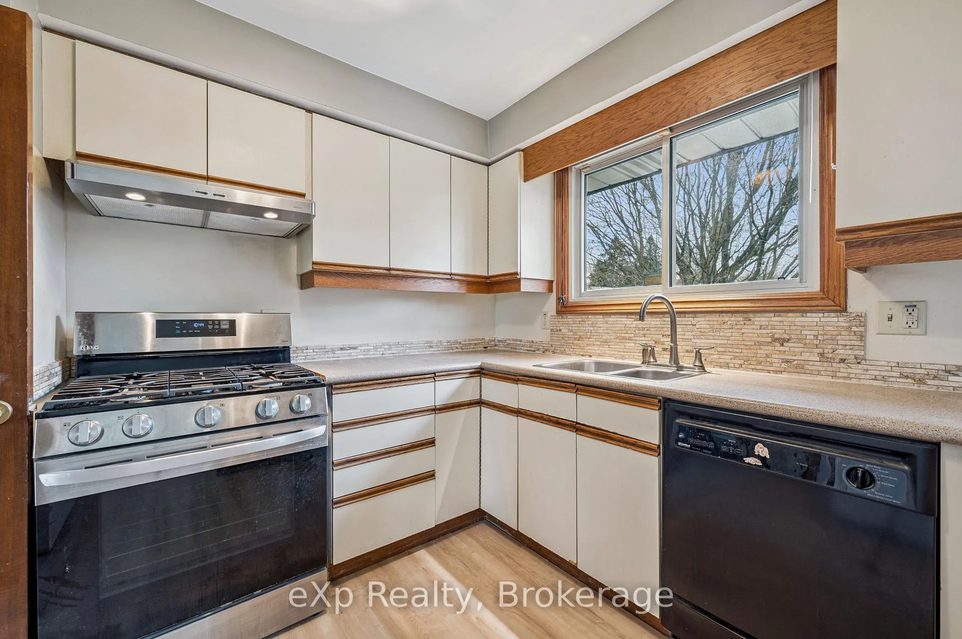 Photo 12 of 124 Montcalm Drive, Kitchener — HOMEH