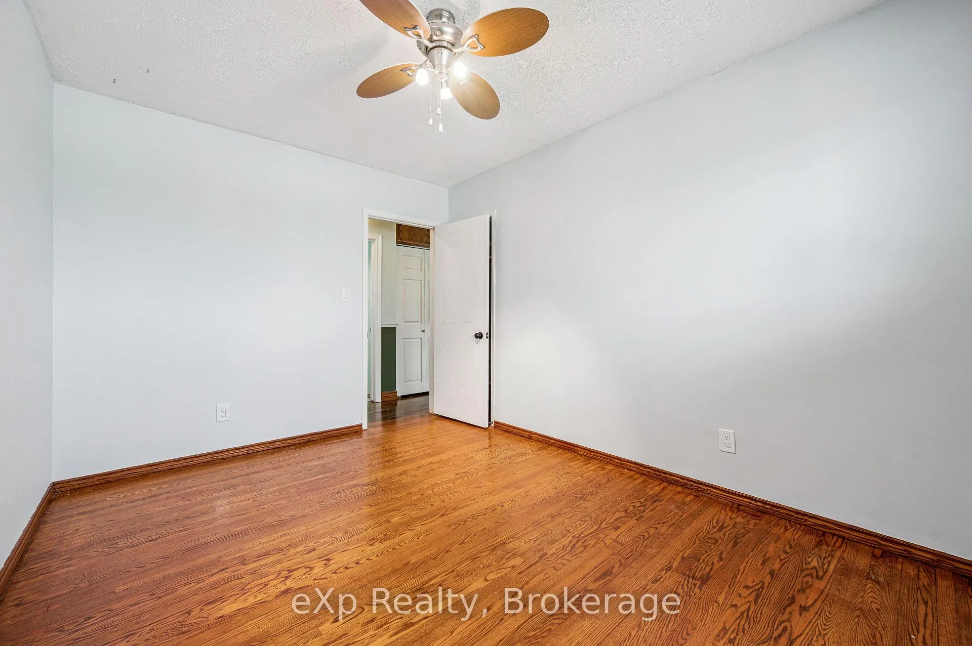Photo 18 of 124 Montcalm Drive, Kitchener — HOMEH