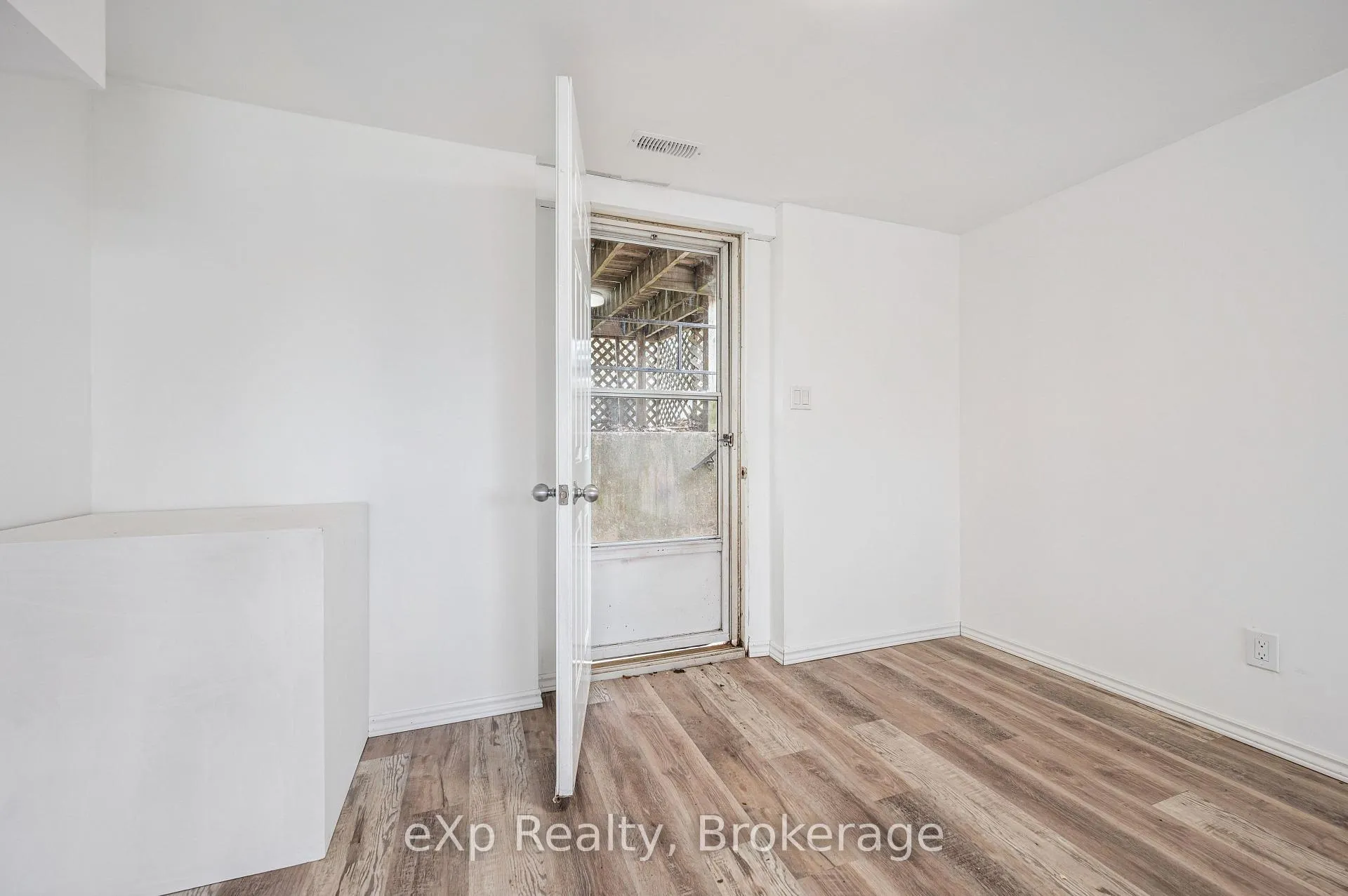 Photo 33 of 124 Montcalm Drive, Kitchener — HOMEH