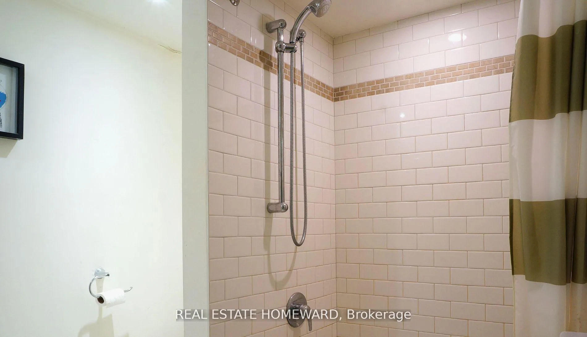 Photo 3 of Unit Lower, 183 Beech Avenue, Toronto, The Beaches — HOMEH