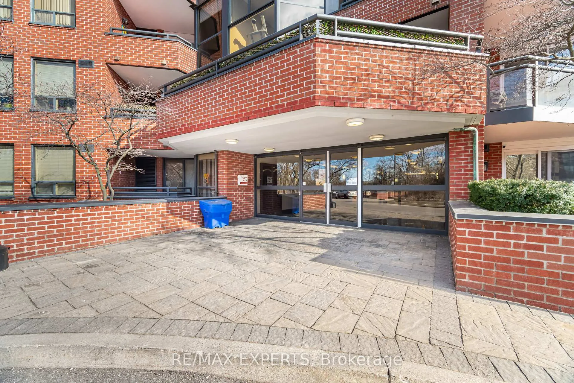 Photo 3 of Unit 305, 100 Arbors Lane, Vaughan, West Woodbridge — HOMEH