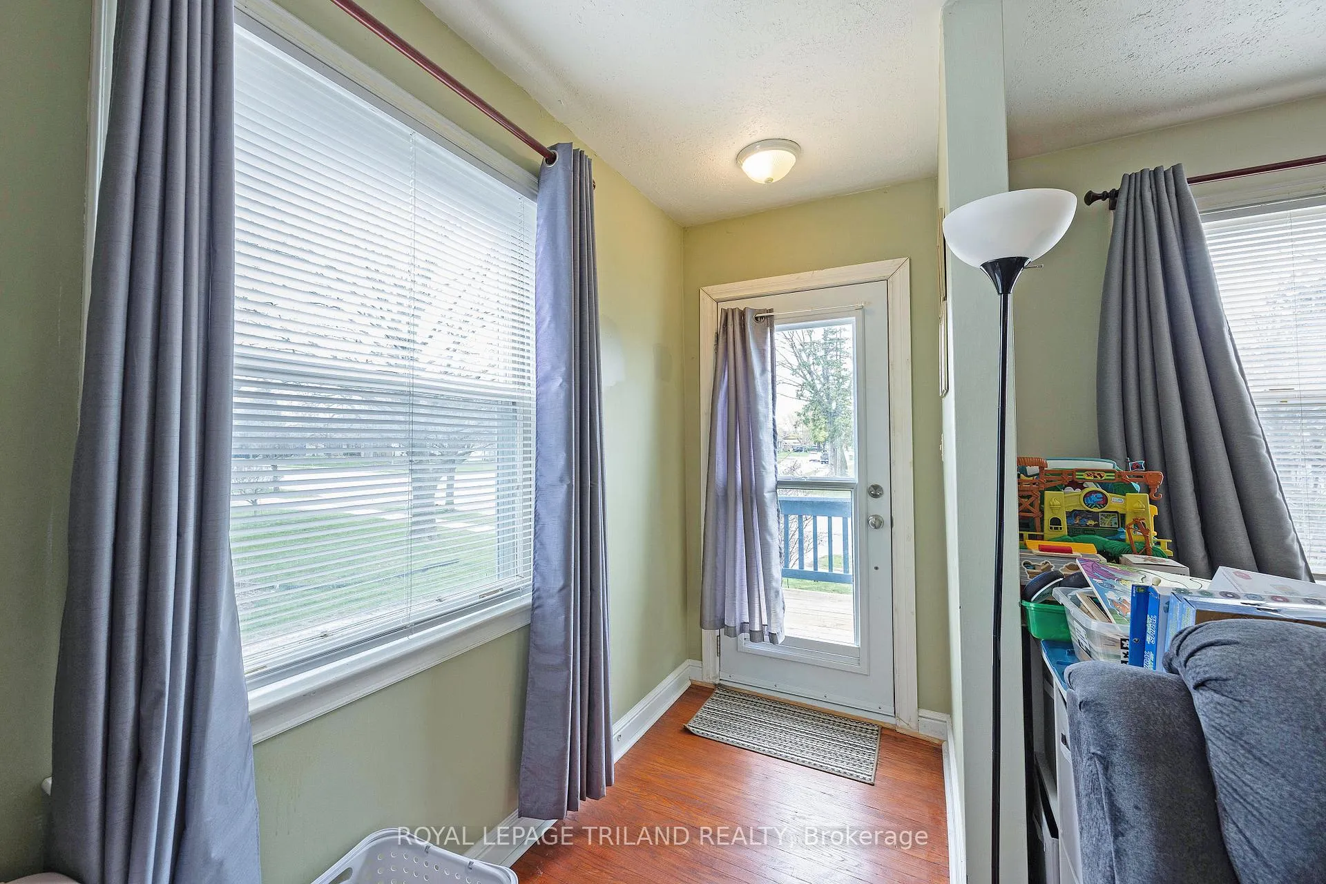 Photo 4 of 570 Elm Street, St. Thomas — HOMEH