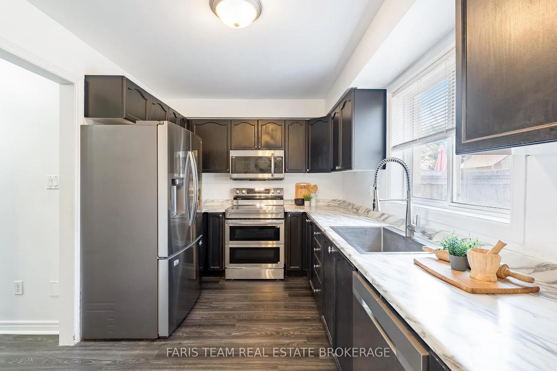 Photo 4 of 203 Thrushwood Drive, Barrie, 400 West — HOMEH