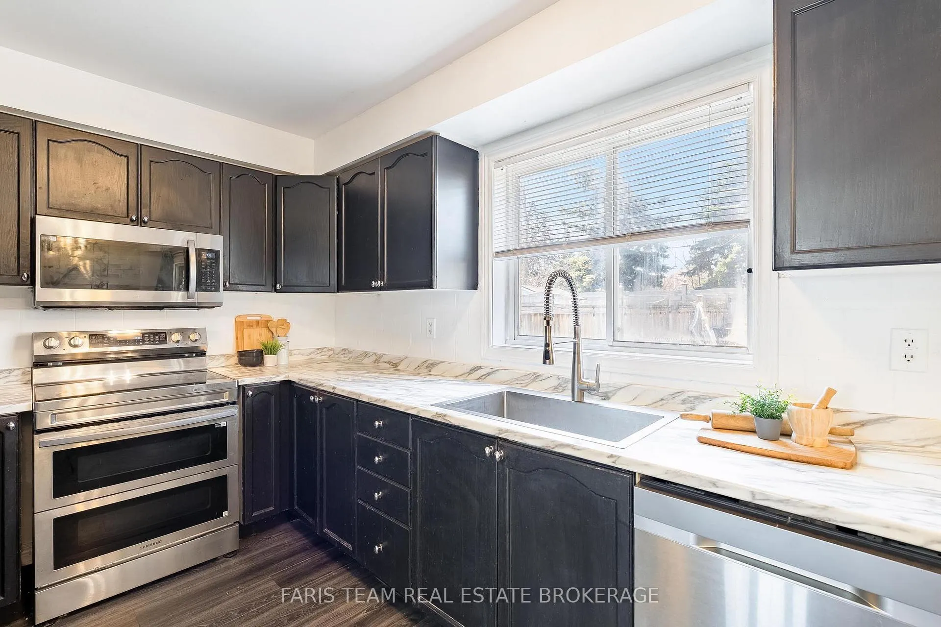 Photo 5 of 203 Thrushwood Drive, Barrie, 400 West — HOMEH