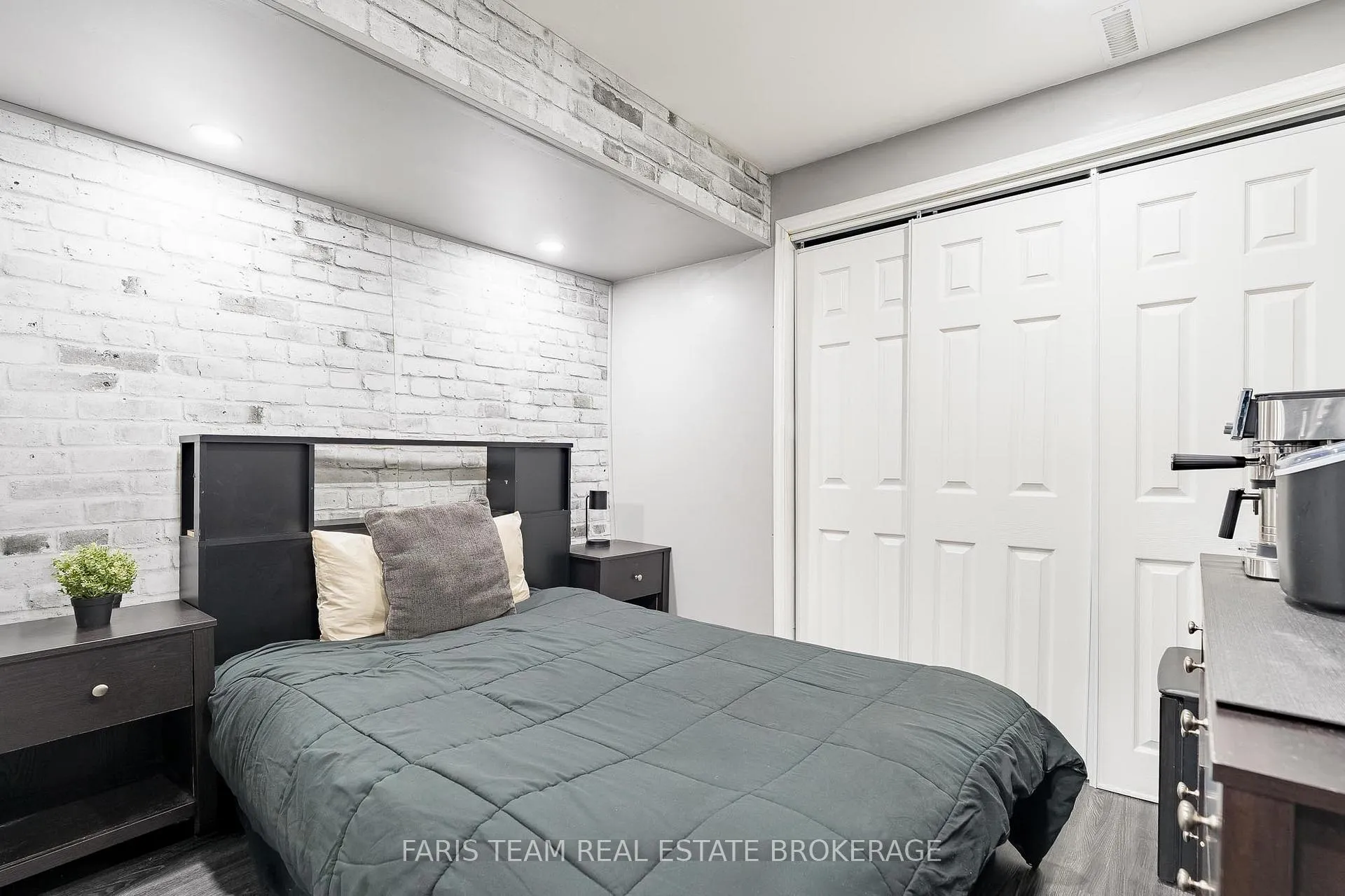 Photo 21 of 203 Thrushwood Drive, Barrie, 400 West — HOMEH