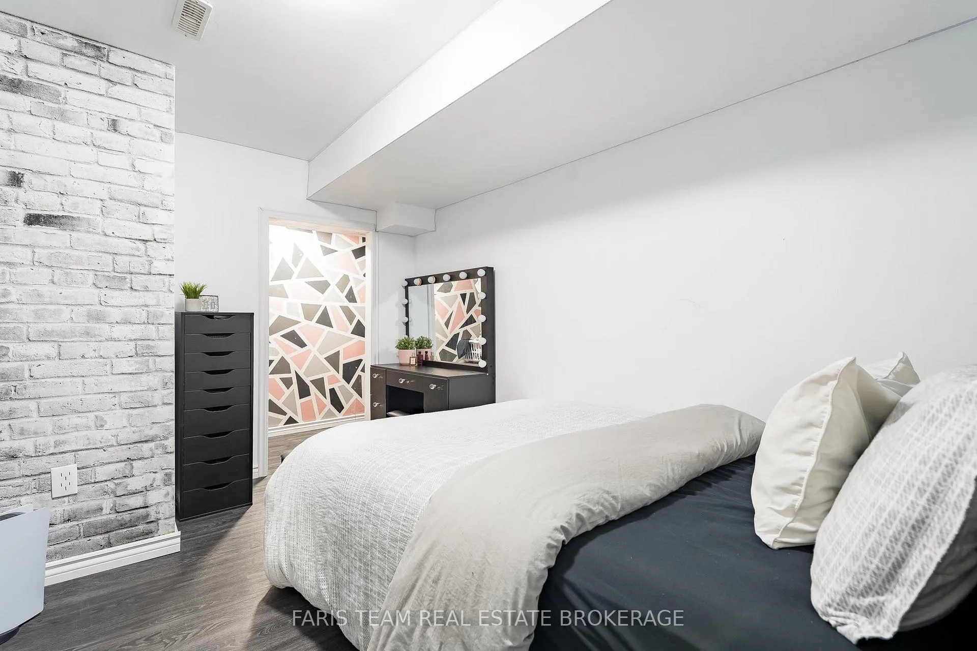 Photo 22 of 203 Thrushwood Drive, Barrie, 400 West — HOMEH