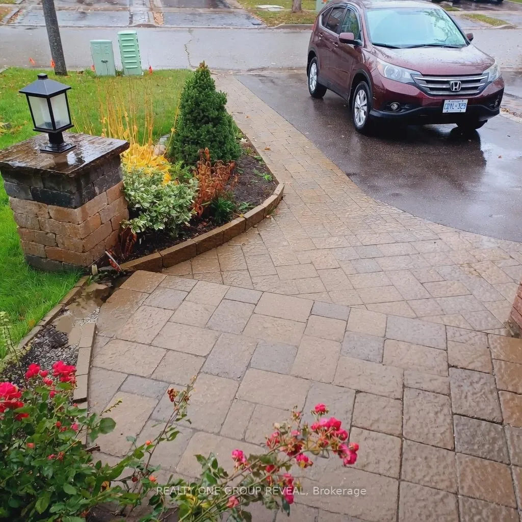 Photo 2 of 735 Swan Place, Pickering, Amberlea — HOMEH
