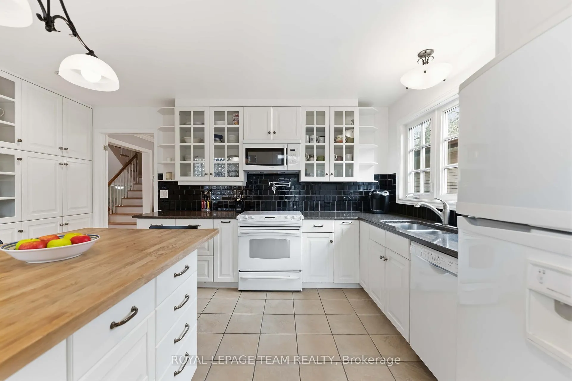 Photo 16 of 19 Hackett Street, Ottawa, Hunt Club Woods — HOMEH