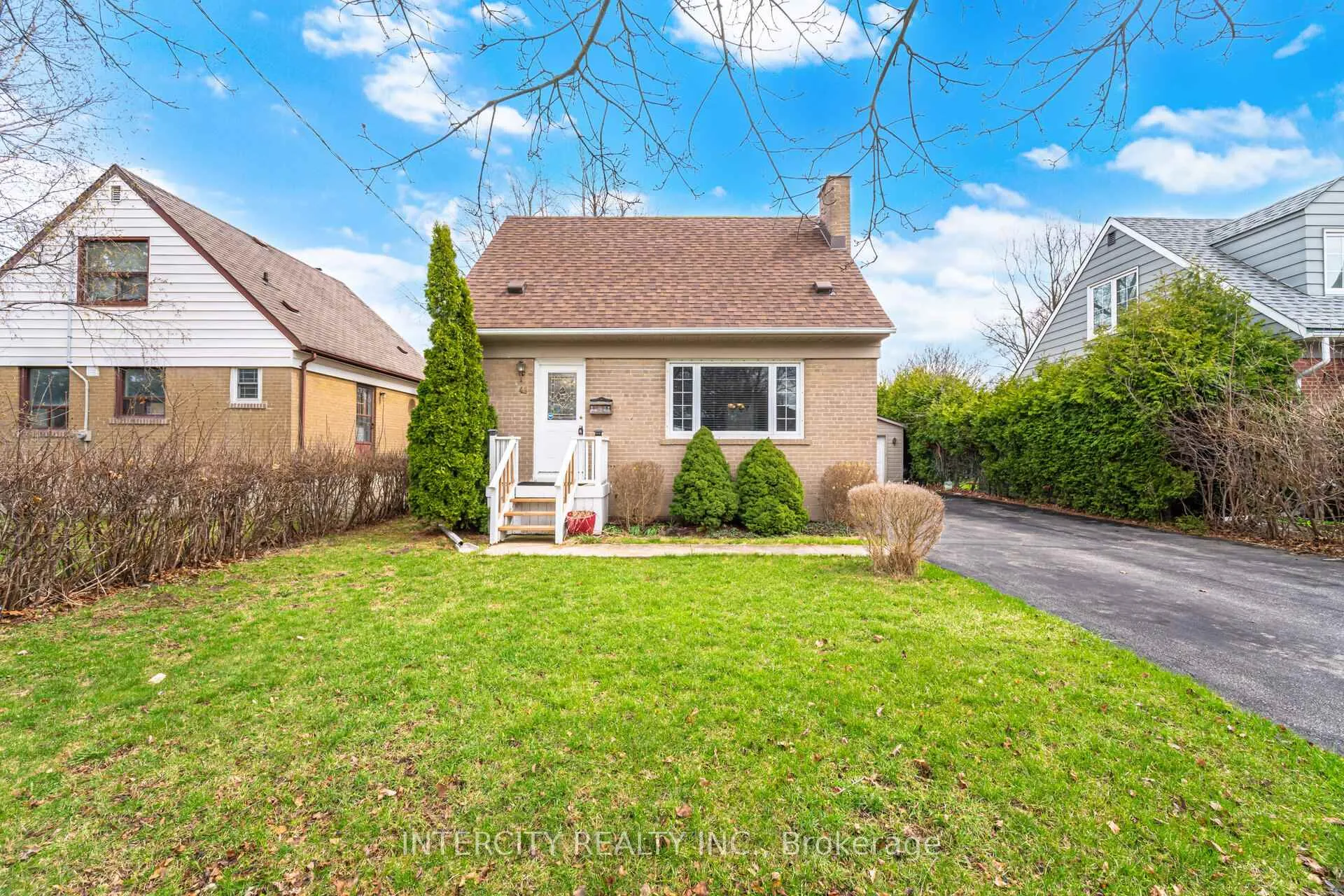 Photo 3 of 49 McCaul Street, Brampton, Brampton North — HOMEH