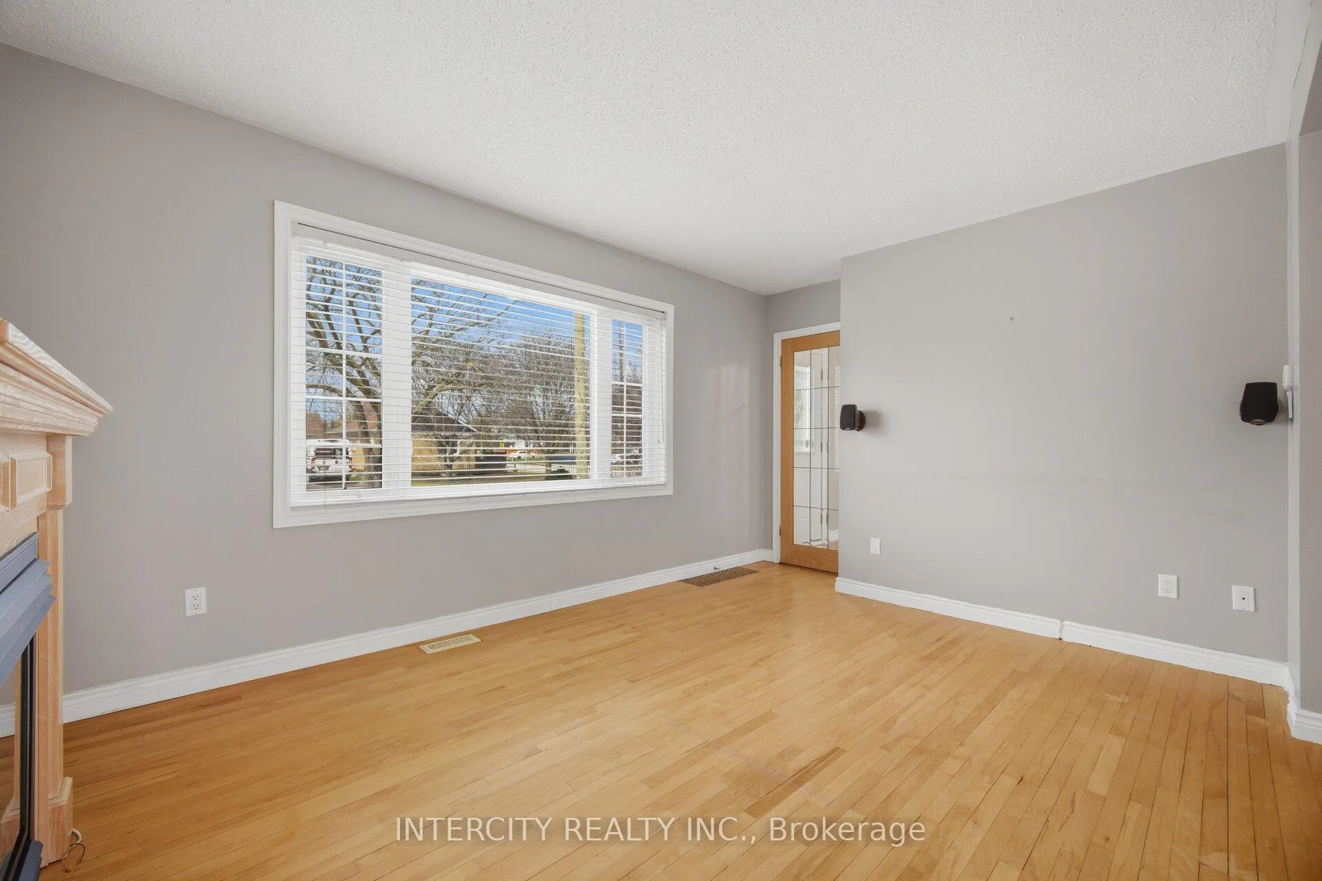 Photo 9 of 49 McCaul Street, Brampton, Brampton North — HOMEH
