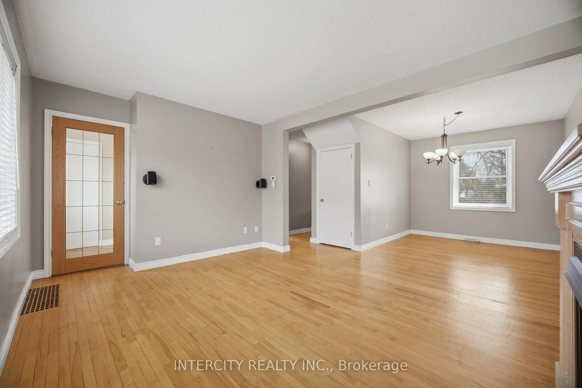 Photo 10 of 49 McCaul Street, Brampton, Brampton North — HOMEH