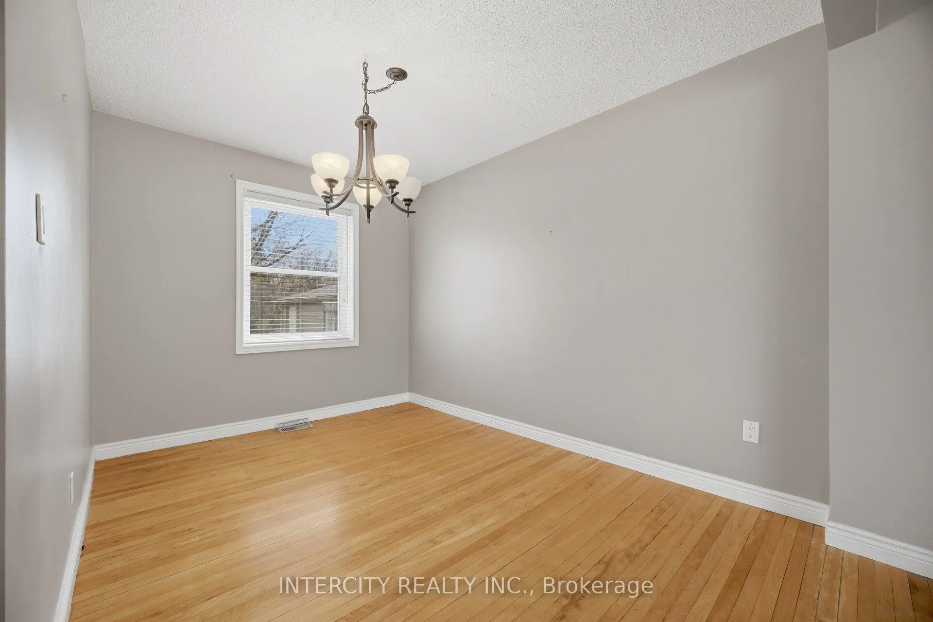 Photo 14 of 49 McCaul Street, Brampton, Brampton North — HOMEH