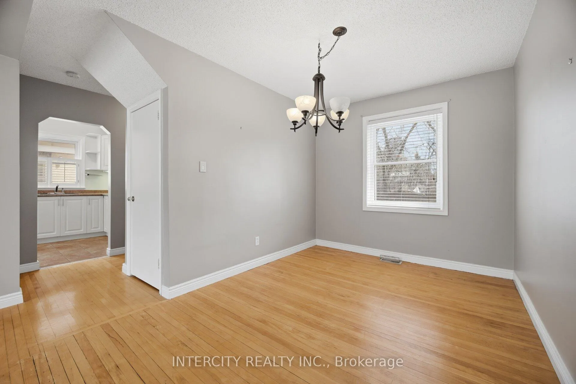 Photo 15 of 49 McCaul Street, Brampton, Brampton North — HOMEH
