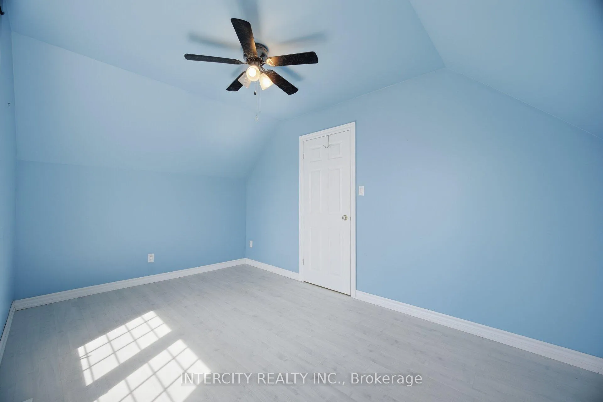 Photo 27 of 49 McCaul Street, Brampton, Brampton North — HOMEH