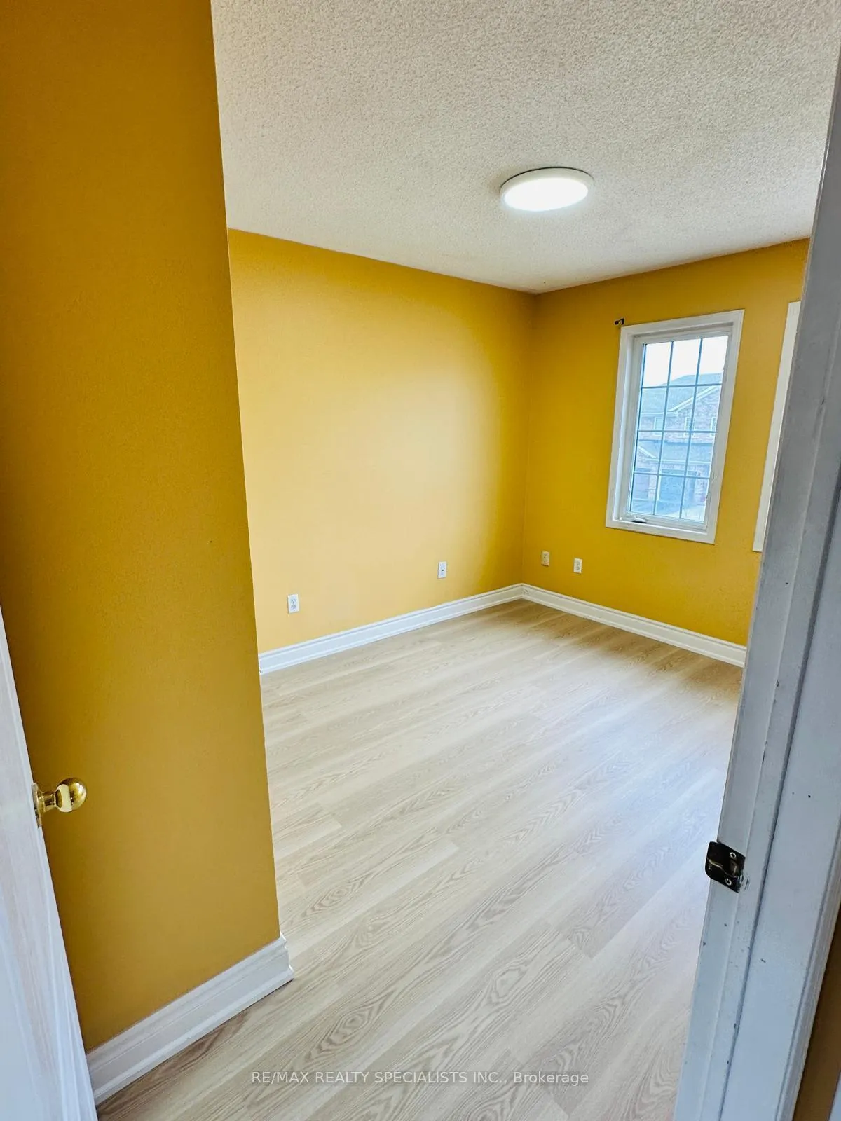 Photo 4 of 13 Tanglemere Crescent, Brampton, Fletcher's Meadow — HOMEH