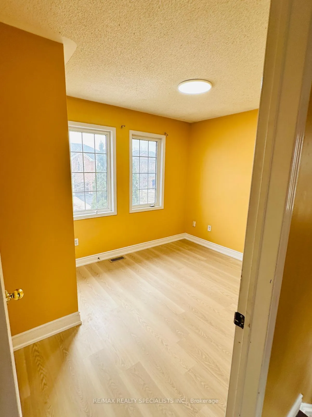 Photo 5 of 13 Tanglemere Crescent, Brampton, Fletcher's Meadow — HOMEH