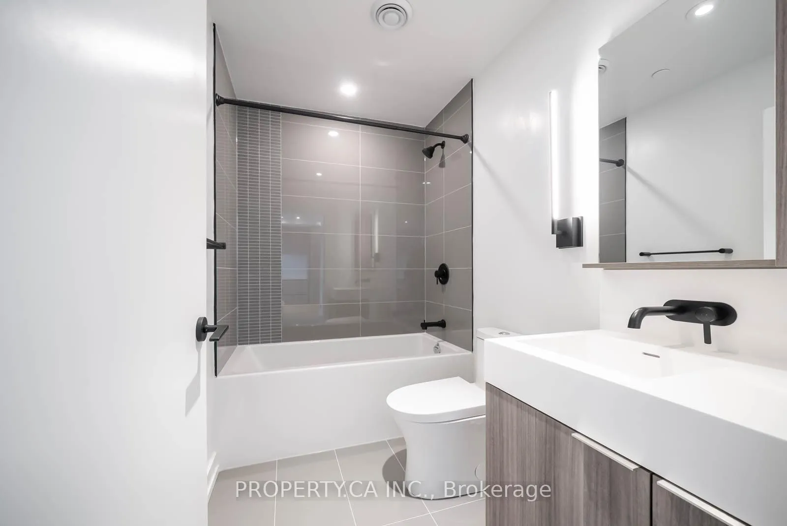 Photo 10 of Unit 3409, 127 Broadway Avenue, Toronto, Mount Pleasant West — HOMEH
