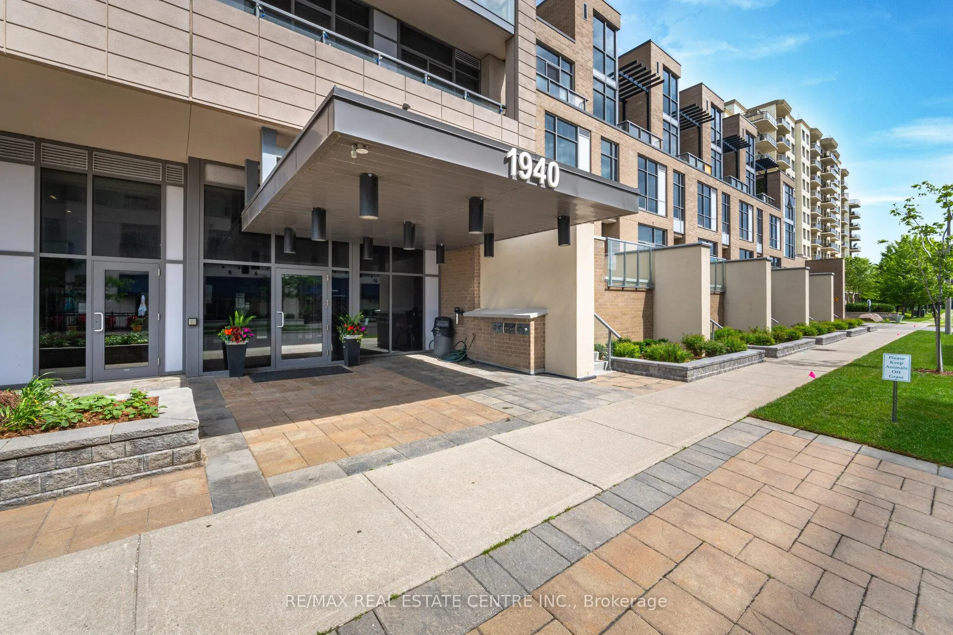 Photo 2 of Unit 405, 1940 Ironstone Drive, Burlington, Uptown — HOMEH