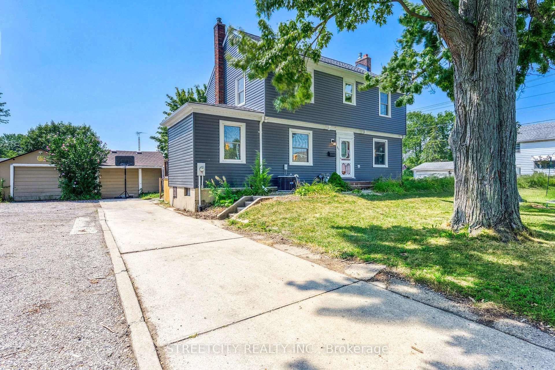 Photo 3 of 703 Wellington Street, Sarnia — HOMEH