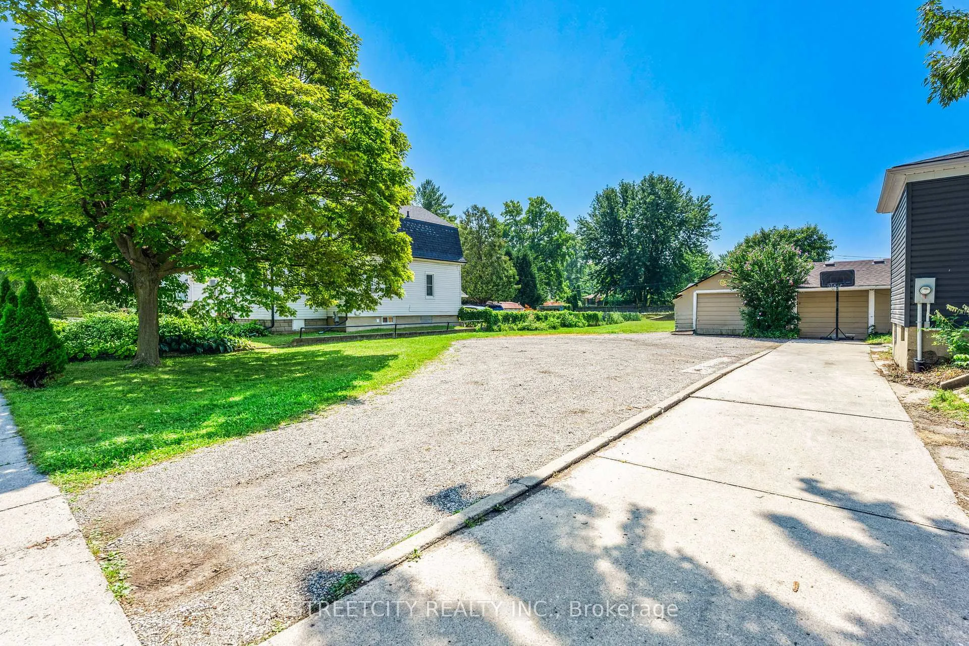 Photo 4 of 703 Wellington Street, Sarnia — HOMEH