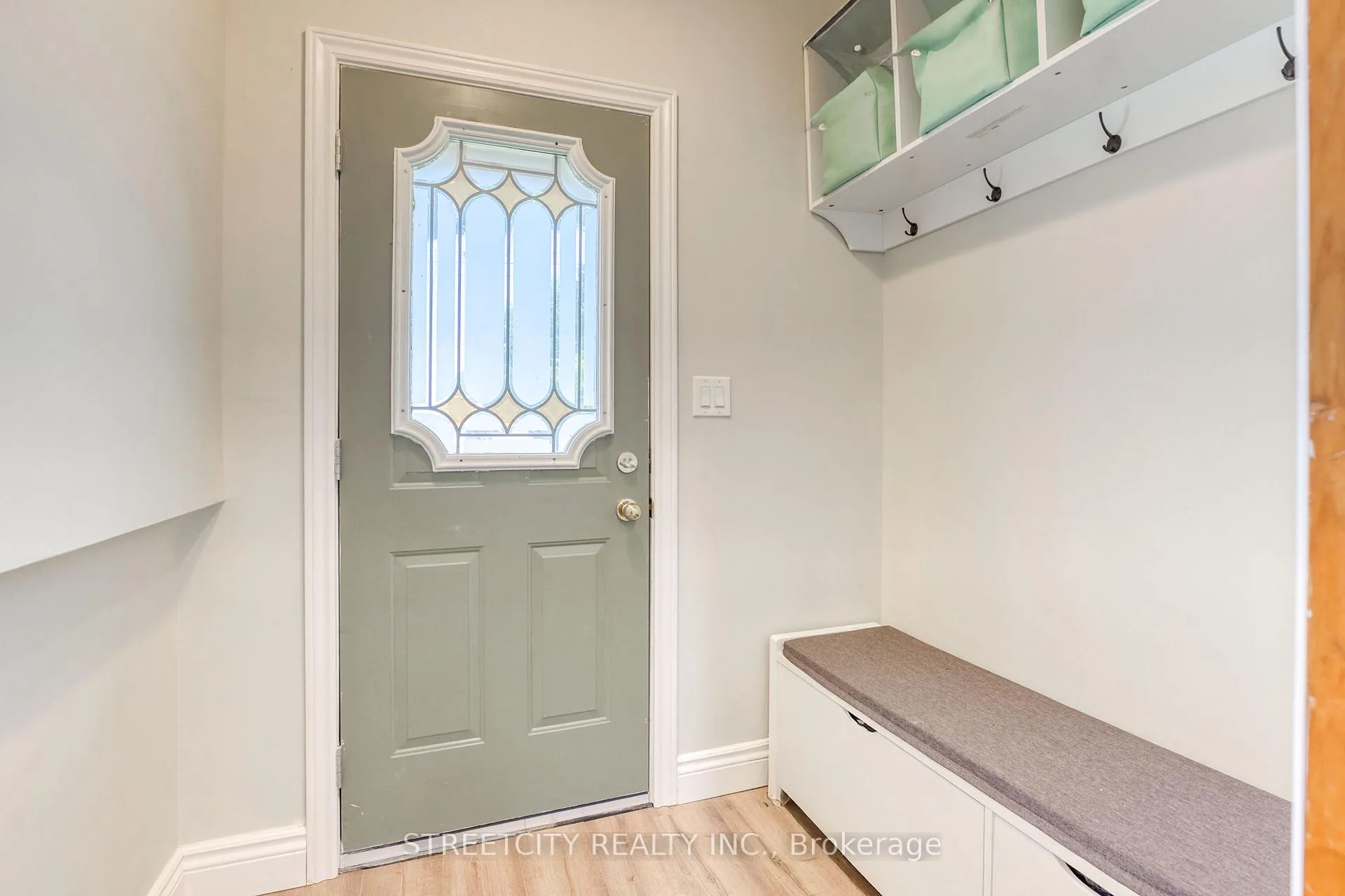 Photo 5 of 703 Wellington Street, Sarnia — HOMEH