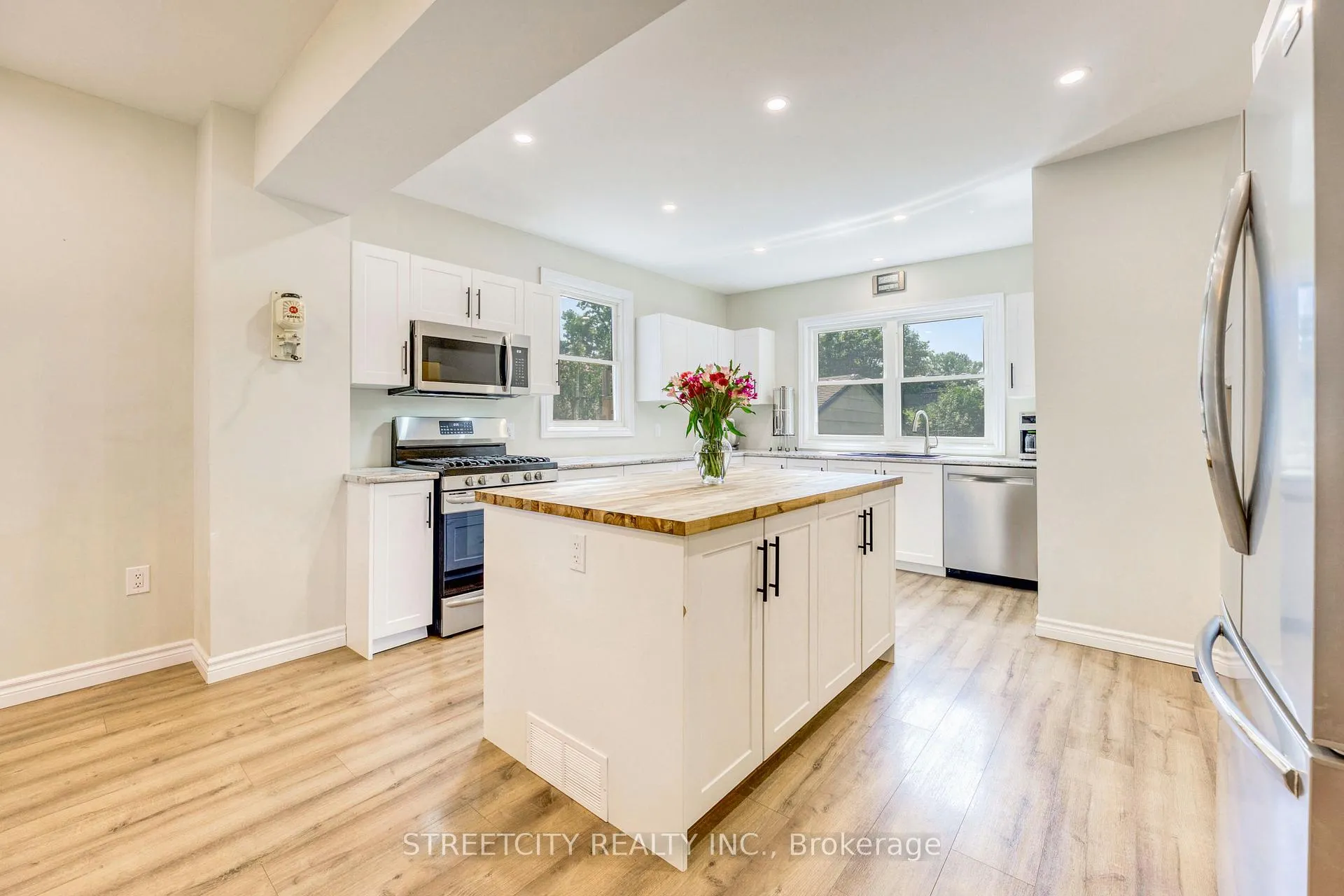 Photo 7 of 703 Wellington Street, Sarnia — HOMEH