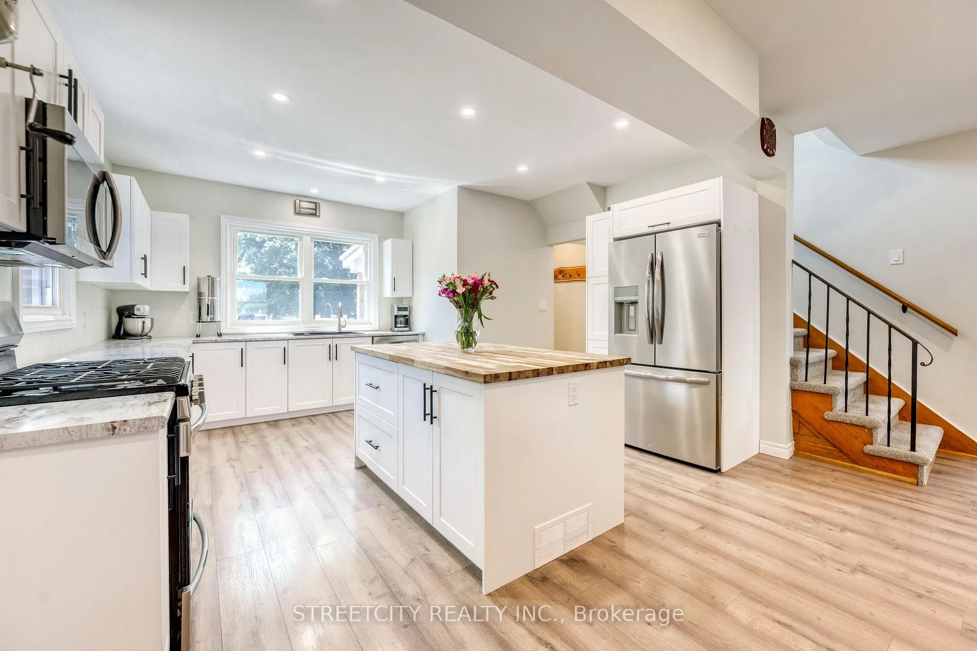 Photo 11 of 703 Wellington Street, Sarnia — HOMEH