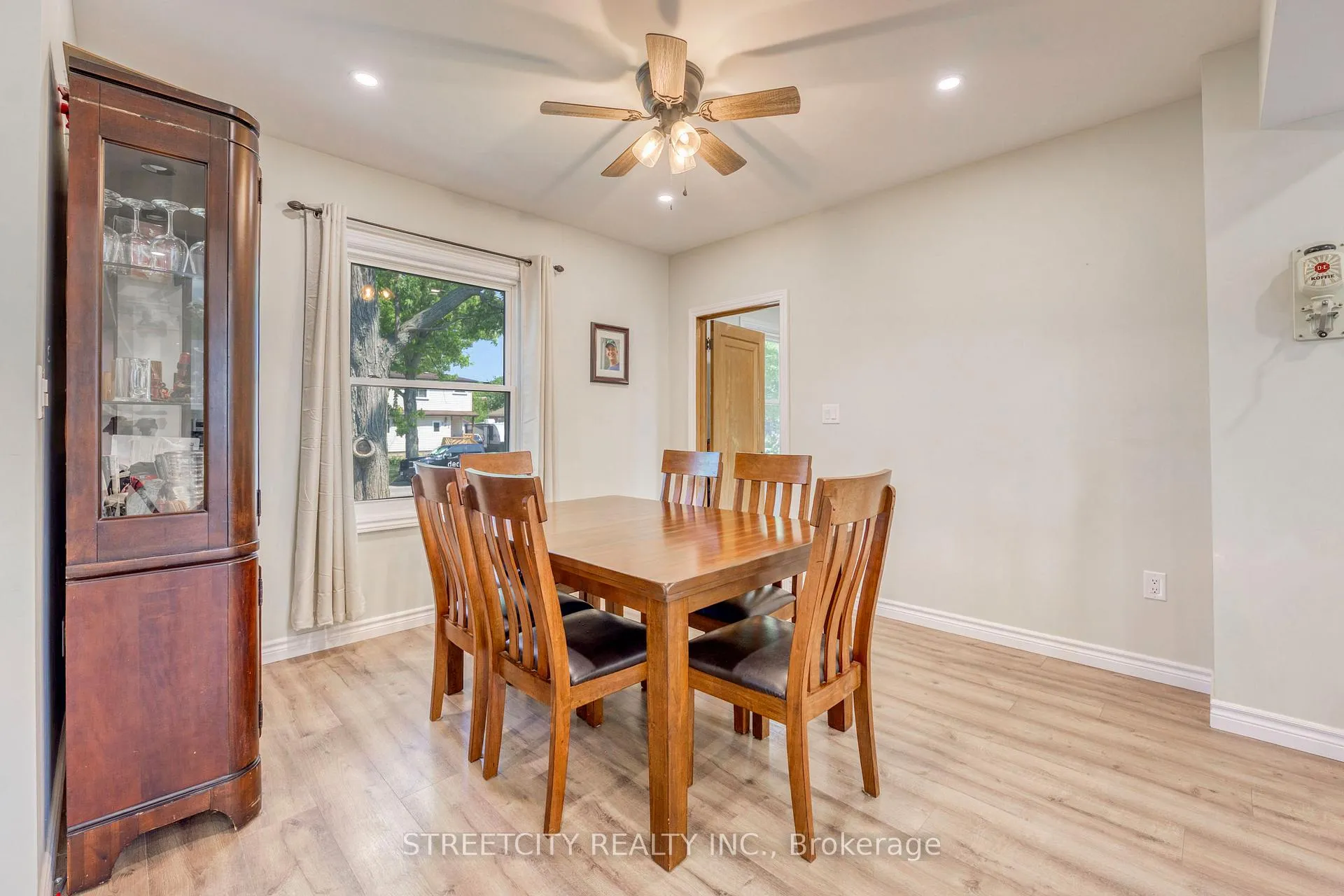 Photo 15 of 703 Wellington Street, Sarnia — HOMEH