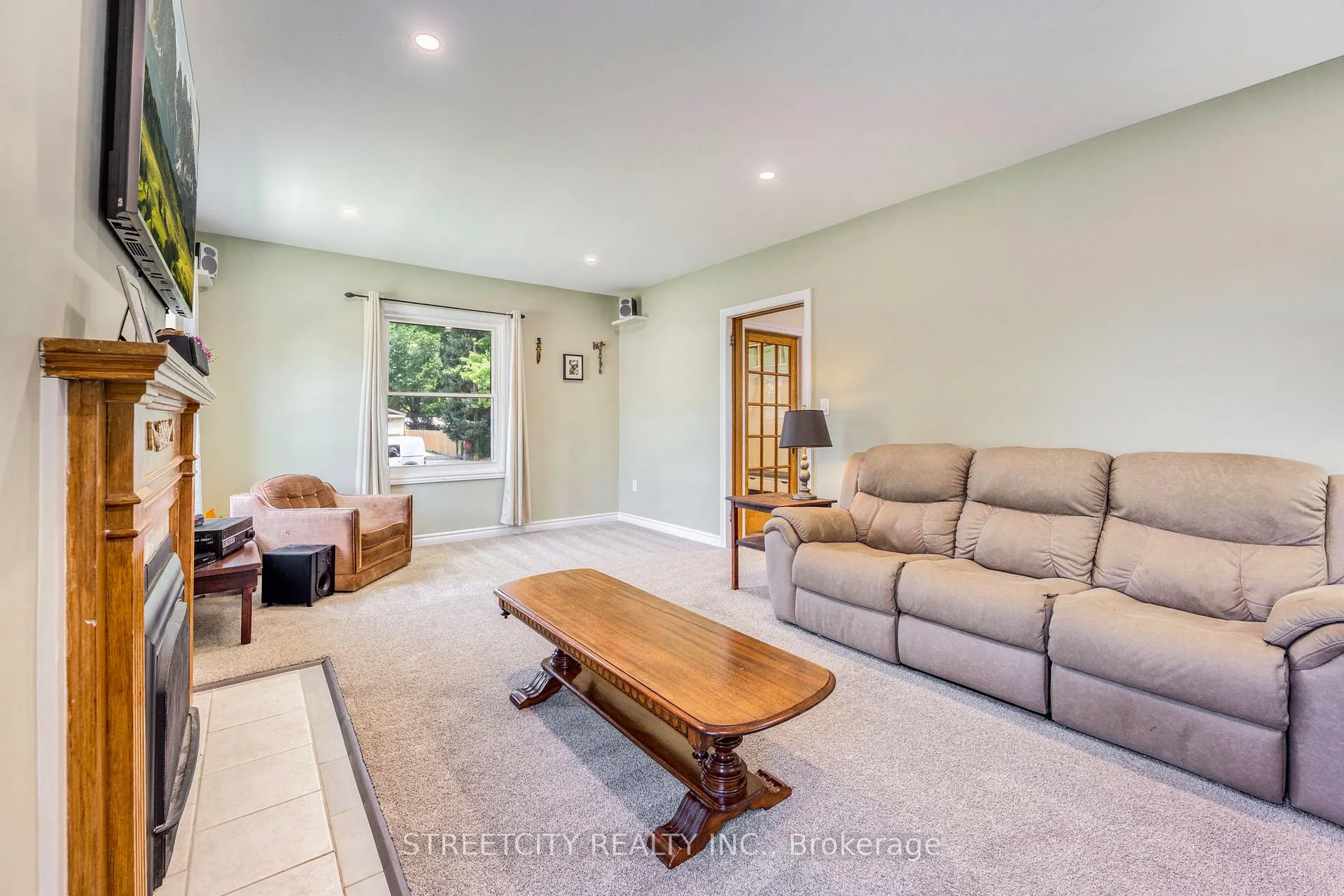 Photo 18 of 703 Wellington Street, Sarnia — HOMEH