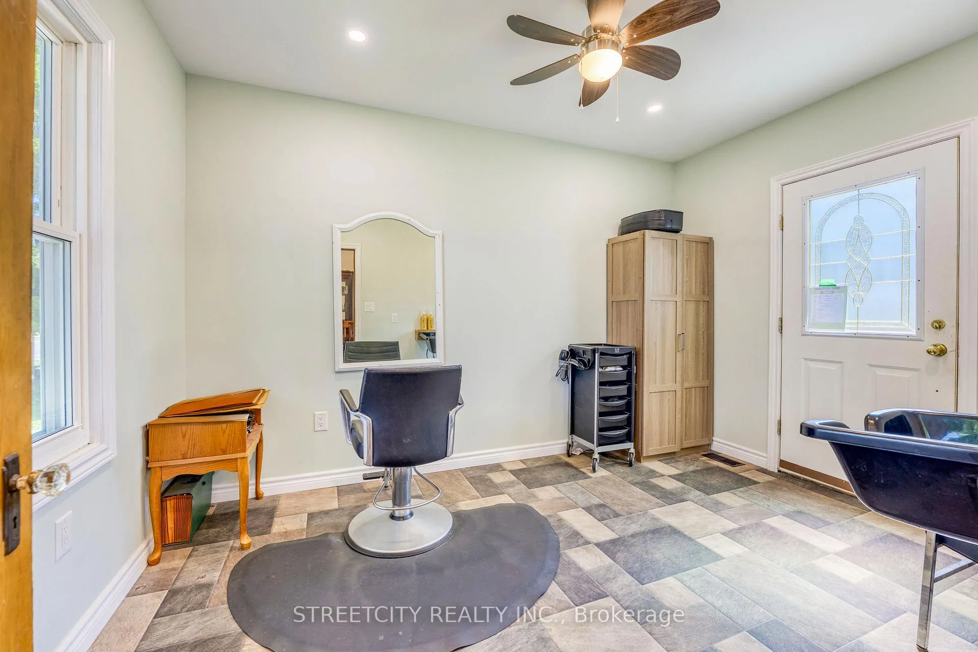 Photo 20 of 703 Wellington Street, Sarnia — HOMEH