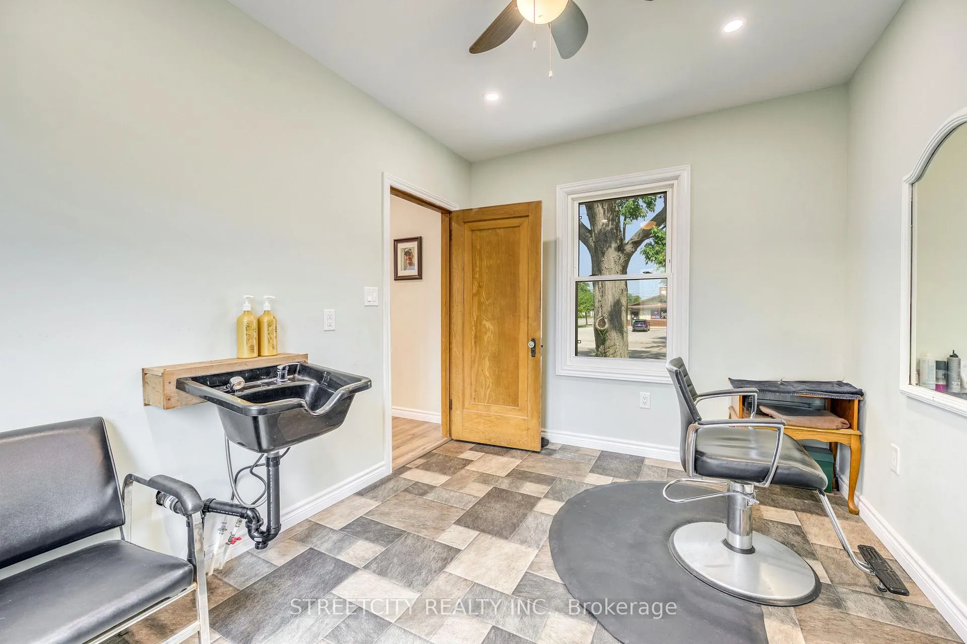 Photo 21 of 703 Wellington Street, Sarnia — HOMEH