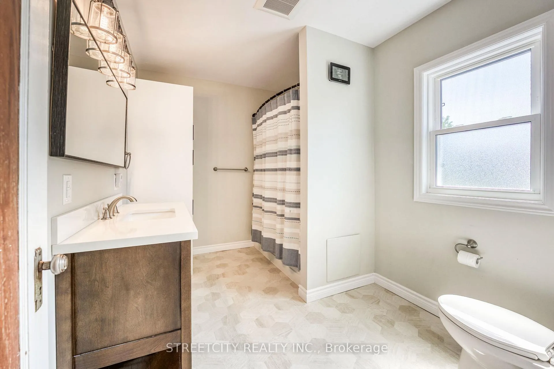 Photo 23 of 703 Wellington Street, Sarnia — HOMEH