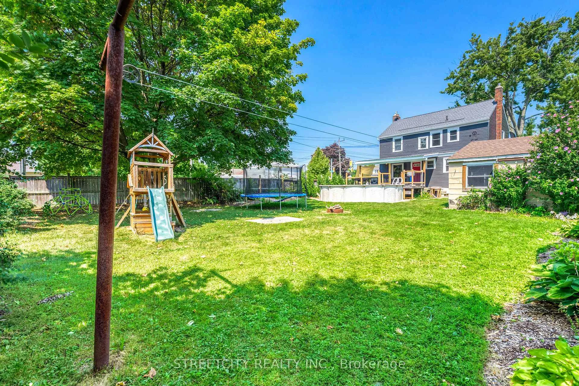 Photo 32 of 703 Wellington Street, Sarnia — HOMEH