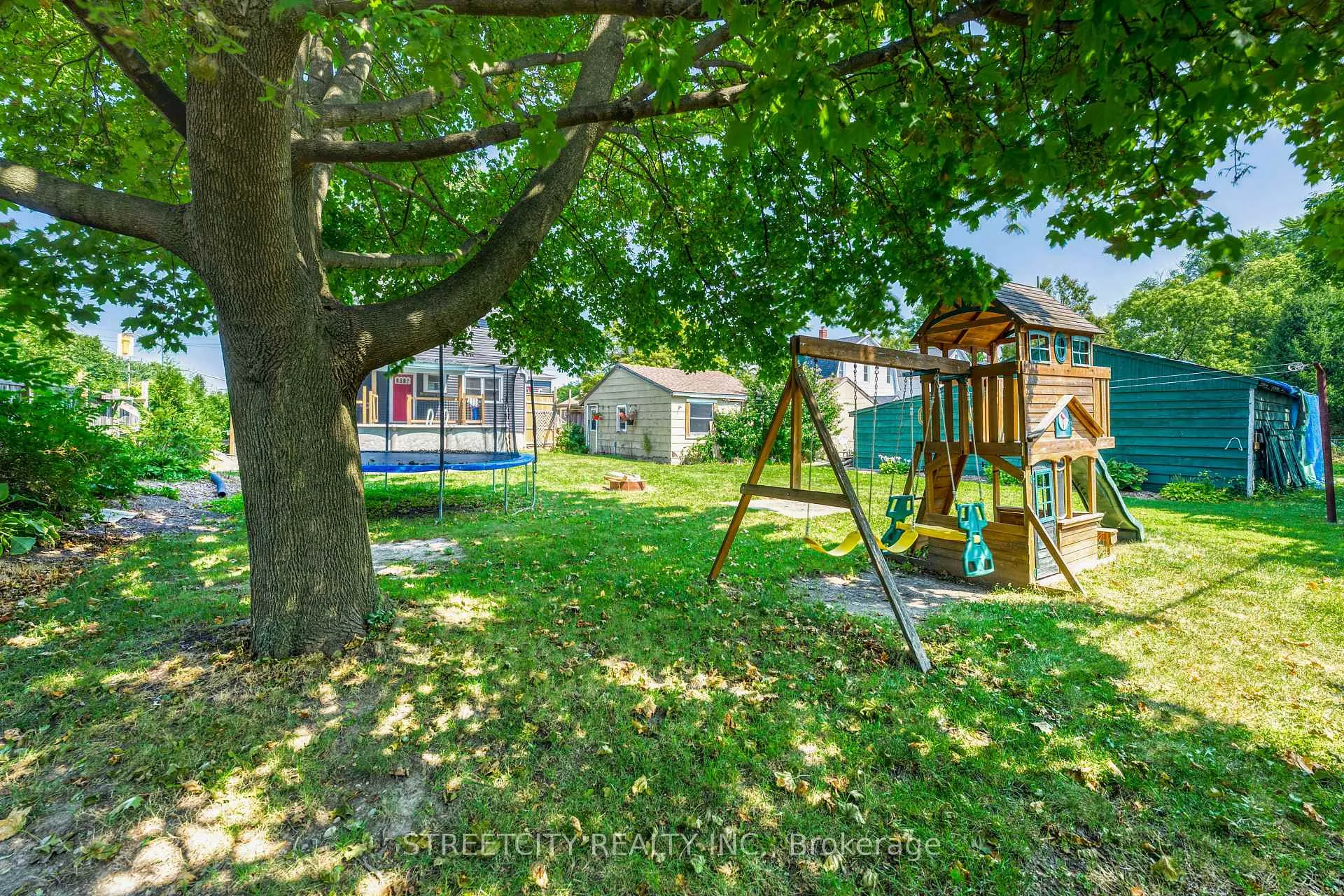 Photo 33 of 703 Wellington Street, Sarnia — HOMEH