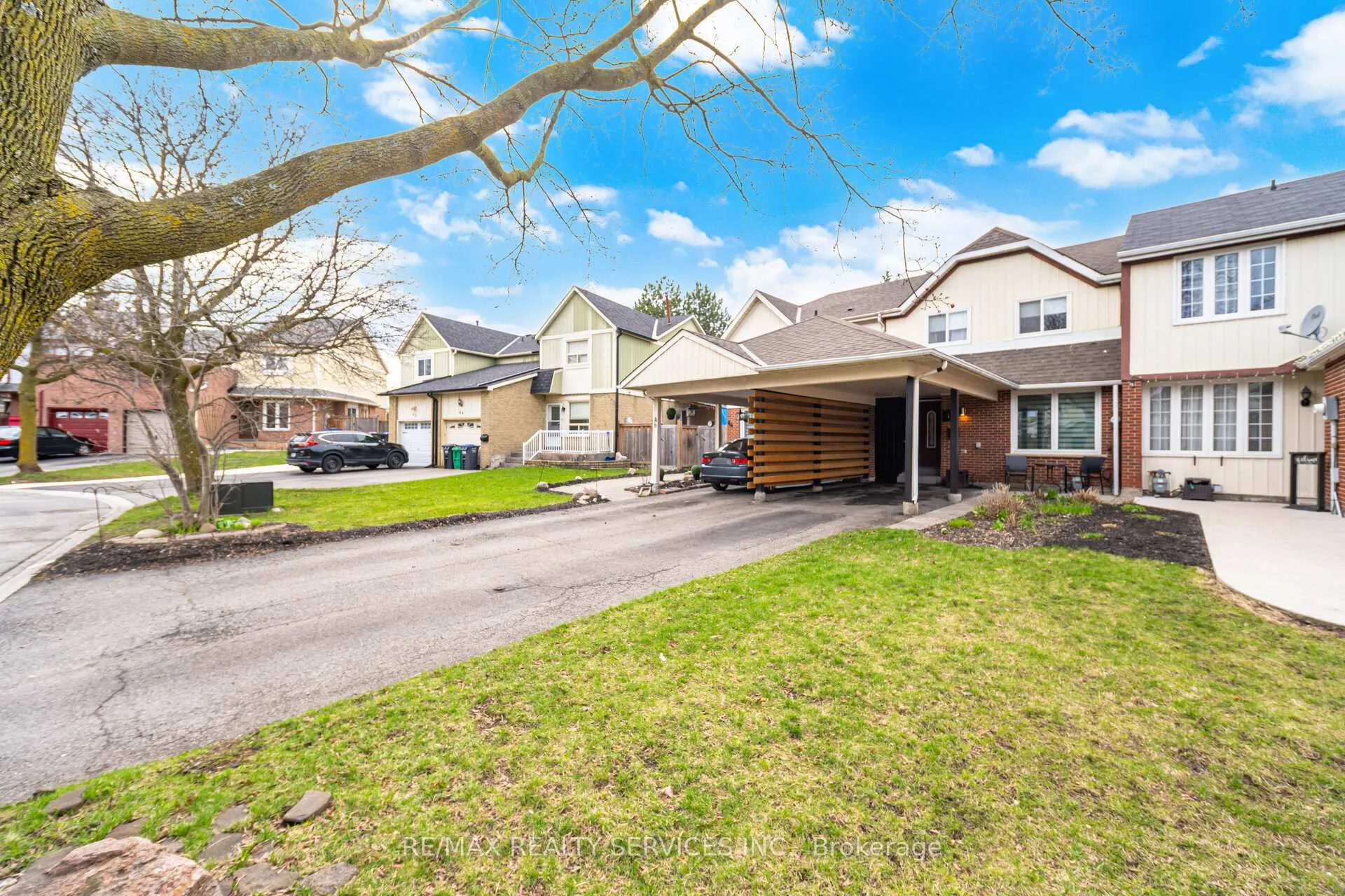 Photo 3 of 48 Terryhill Square, Brampton, Heart Lake East — HOMEH