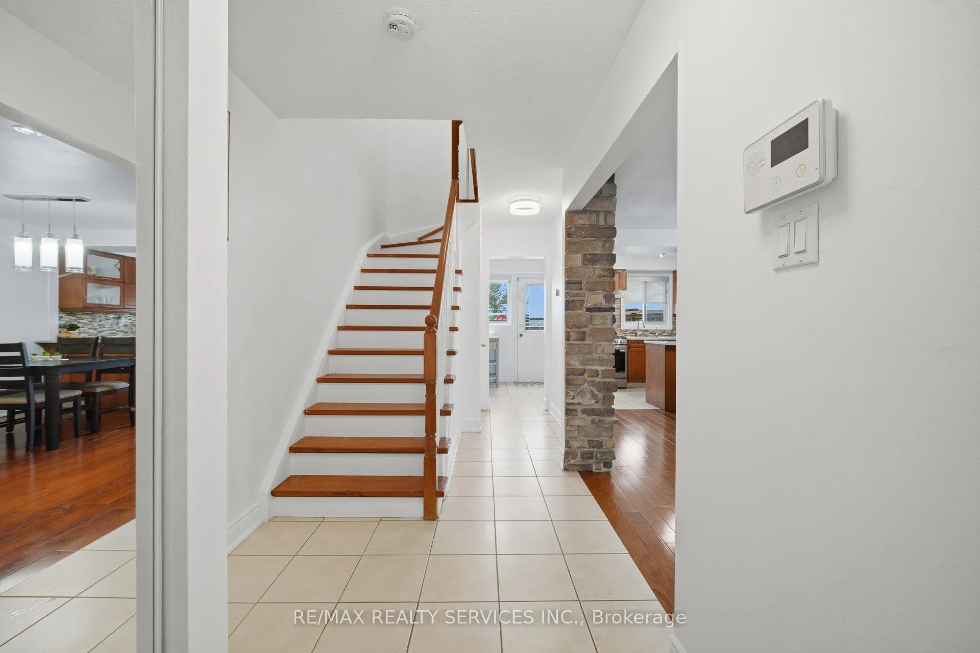 Photo 10 of 48 Terryhill Square, Brampton, Heart Lake East — HOMEH