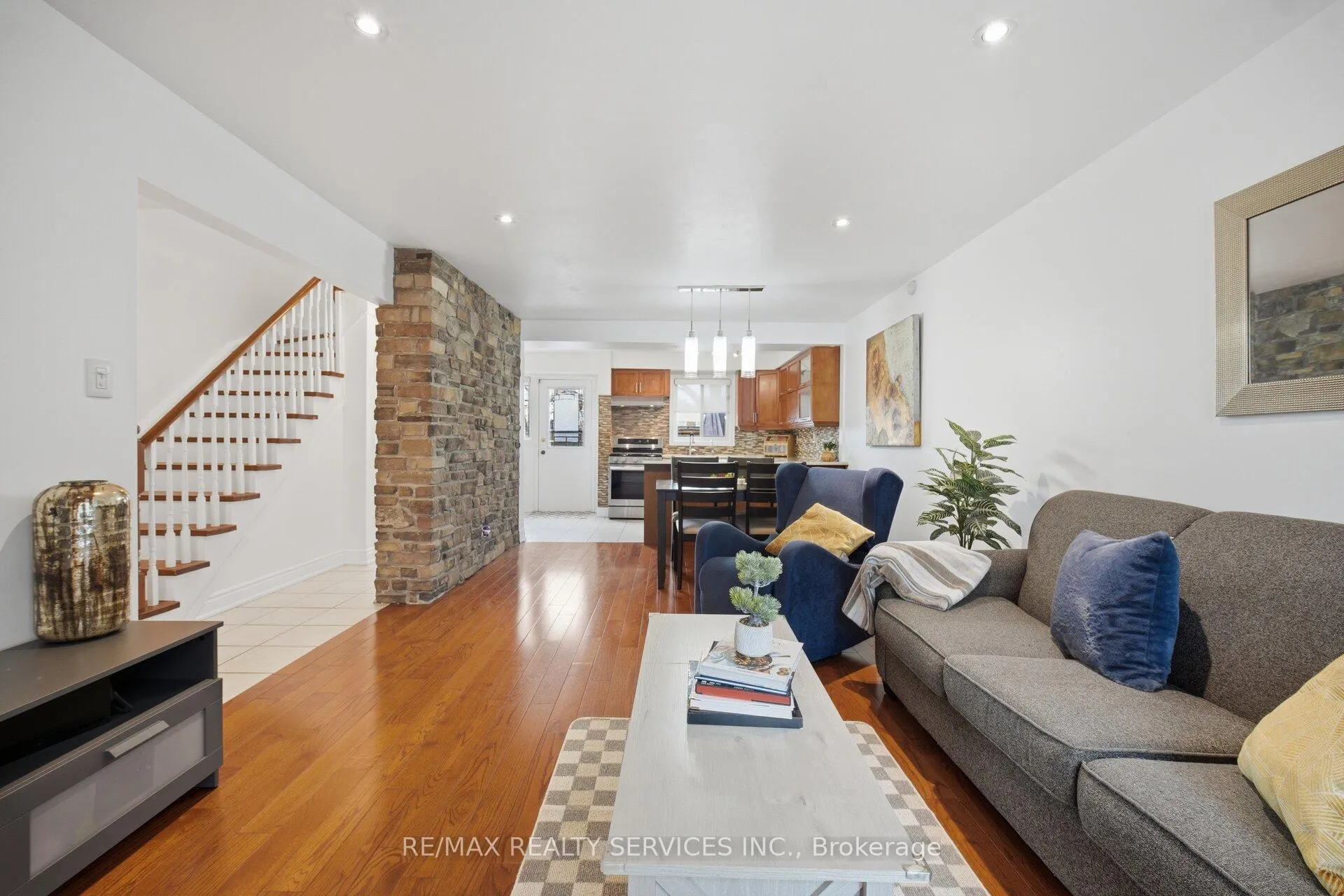 Photo 13 of 48 Terryhill Square, Brampton, Heart Lake East — HOMEH
